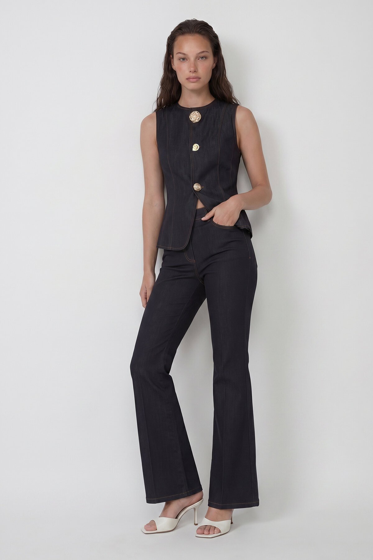 Kolsuz Düğme Detaylı Yelek Ve Denim Pantolon Takım