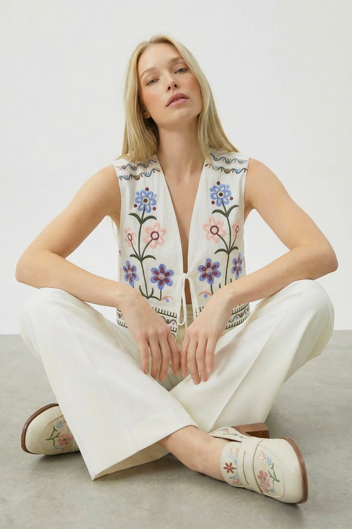 Krem Nakışlı Bağcık Detaylı Tasarım Ham Keten Yelek