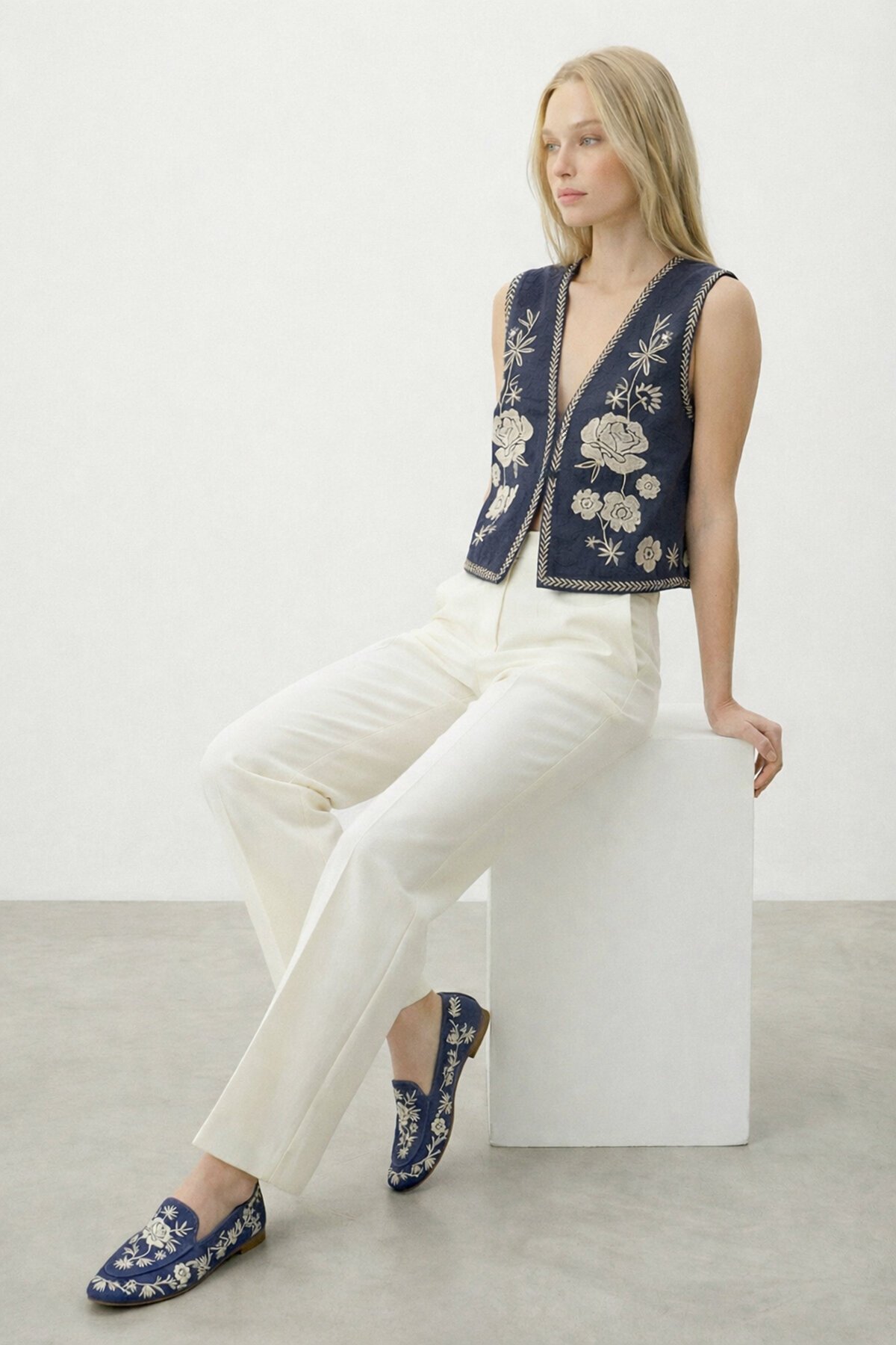 Lacivert Nakış Detaylı Astarlı Dokulu Crop Yelek