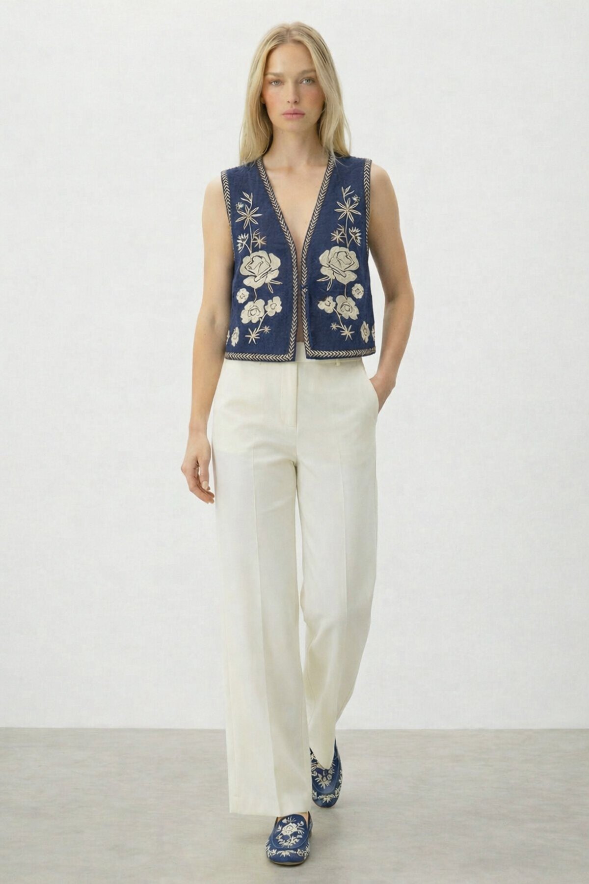 Lacivert Nakış Detaylı Astarlı Dokulu Crop Yelek