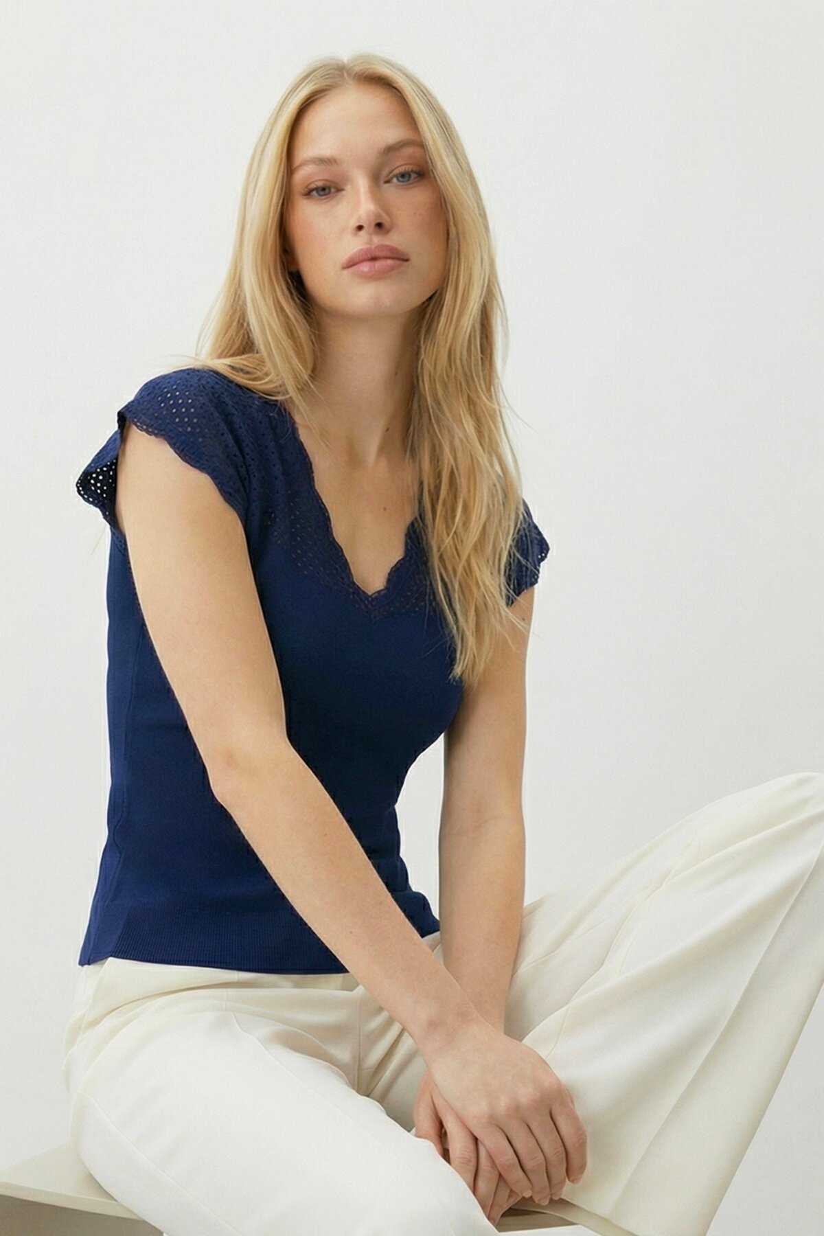 Lacivert Önü Ve Arkası V Yaka Delik Ajurlu Triko Bluz