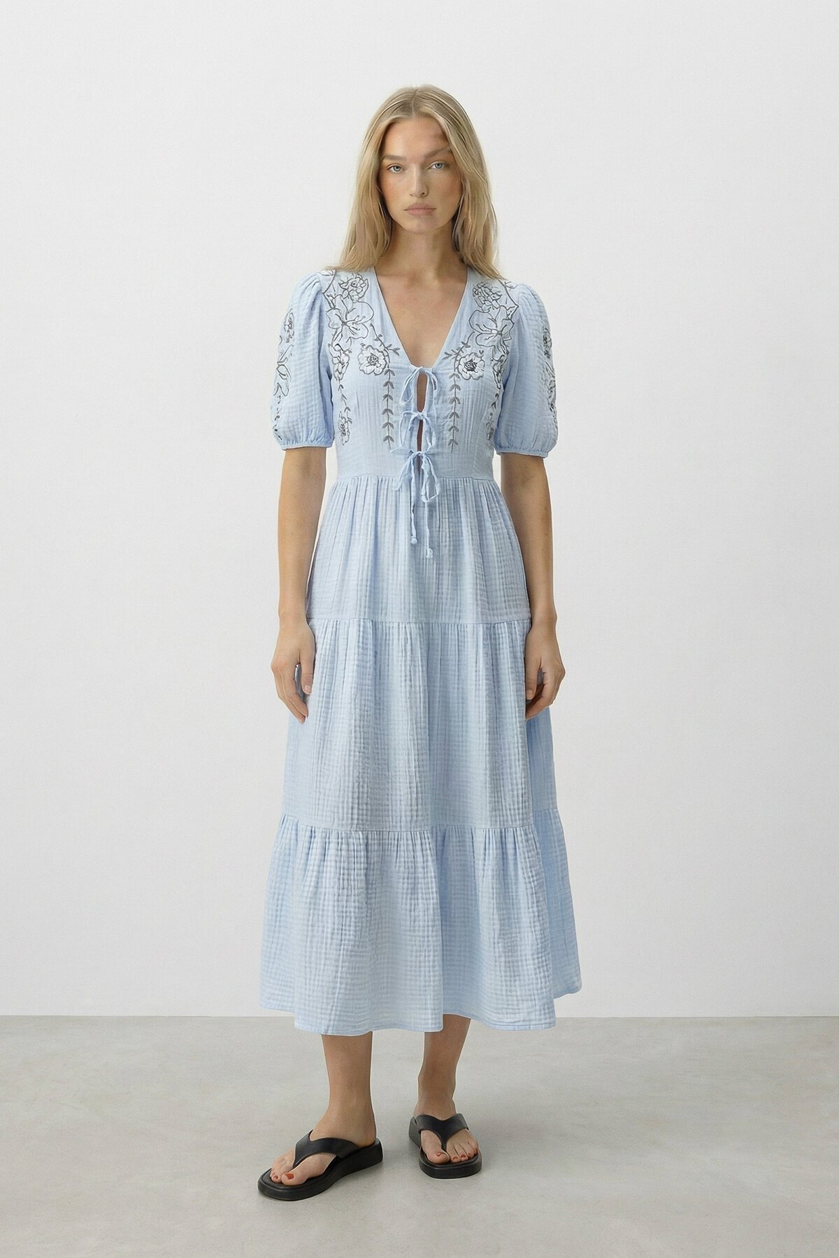 Mavi Nakışlı Bağlama Detaylı Midi Boy Müslin Elbise