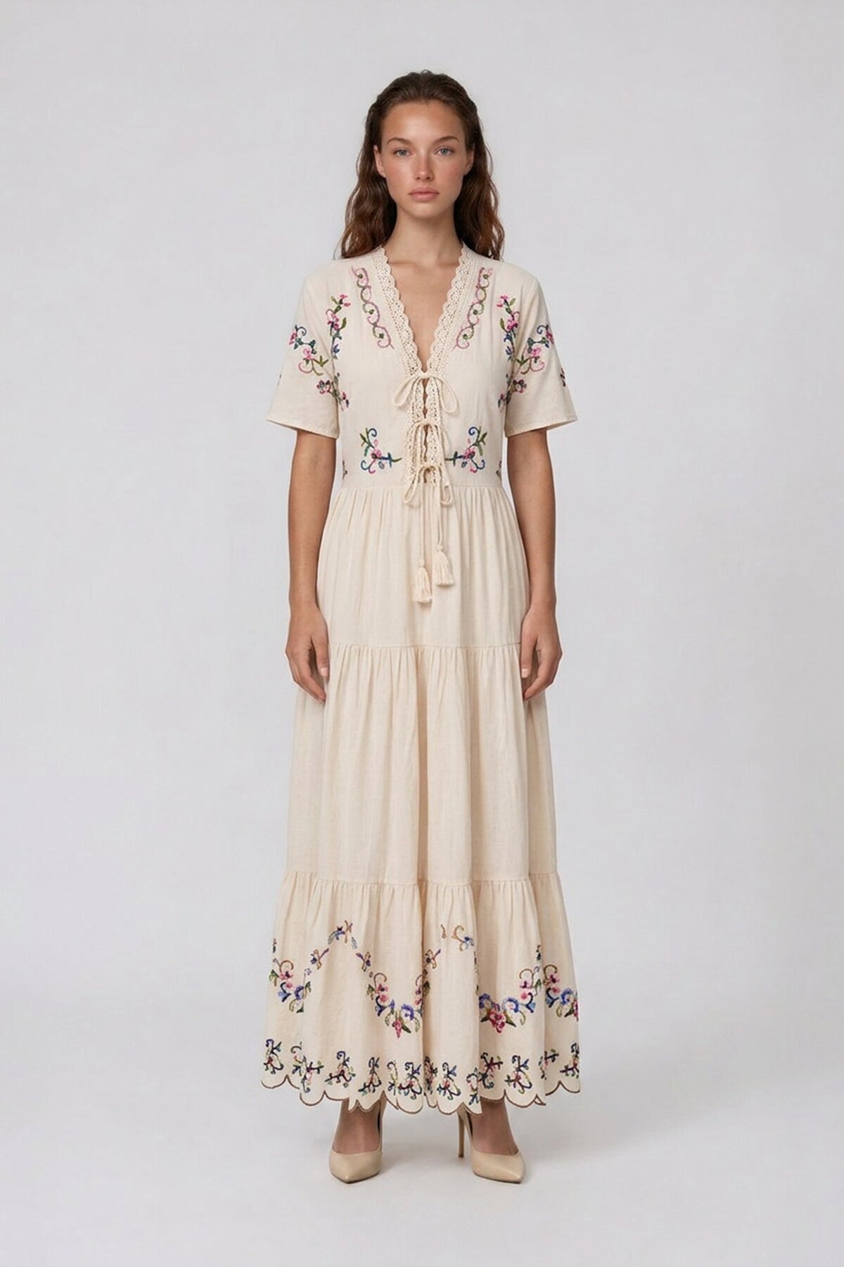 Nakışlı V Yaka Bağlama Detaylı Kısa Kol Midi Elbise