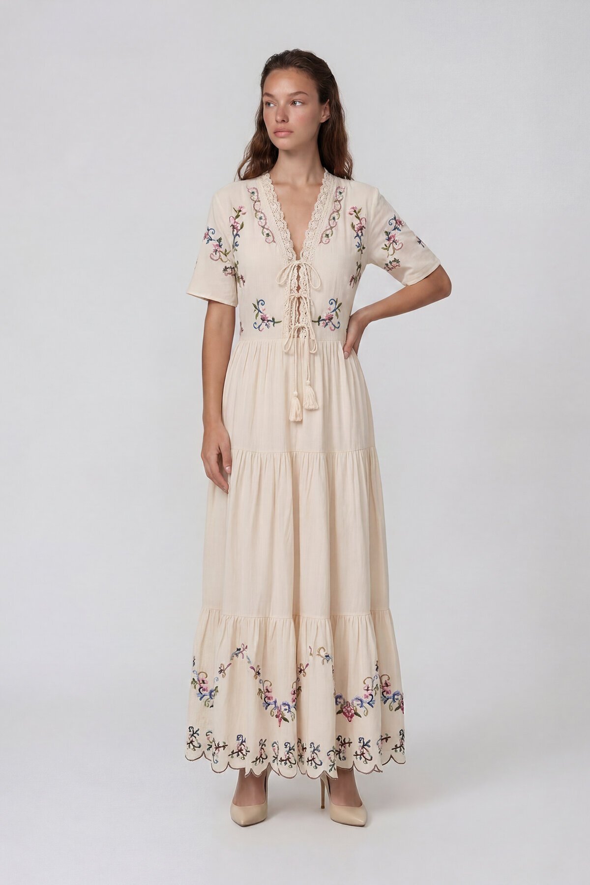 Nakışlı V Yaka Bağlama Detaylı Kısa Kol Midi Elbise