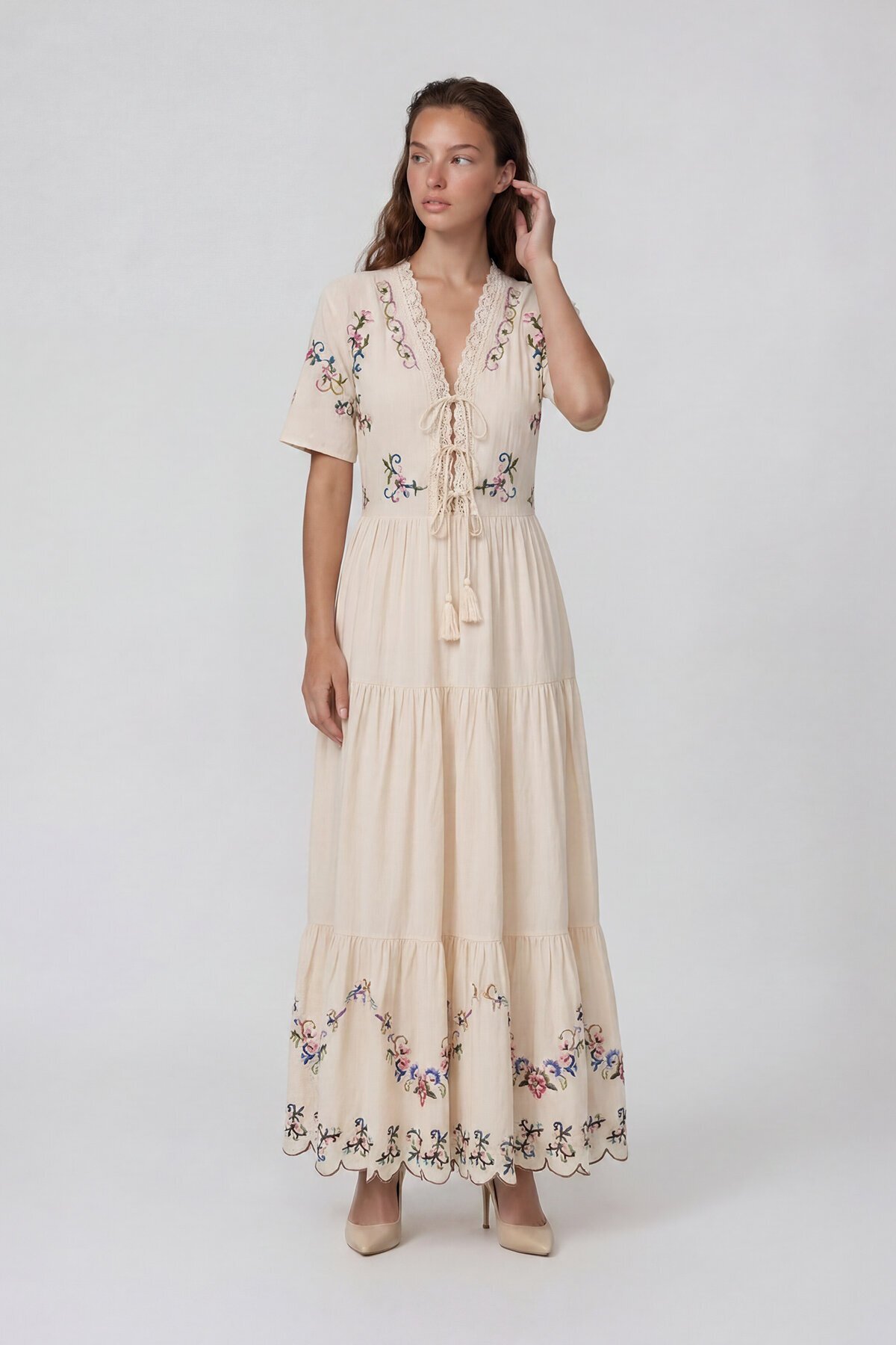 Nakışlı V Yaka Bağlama Detaylı Kısa Kol Midi Elbise