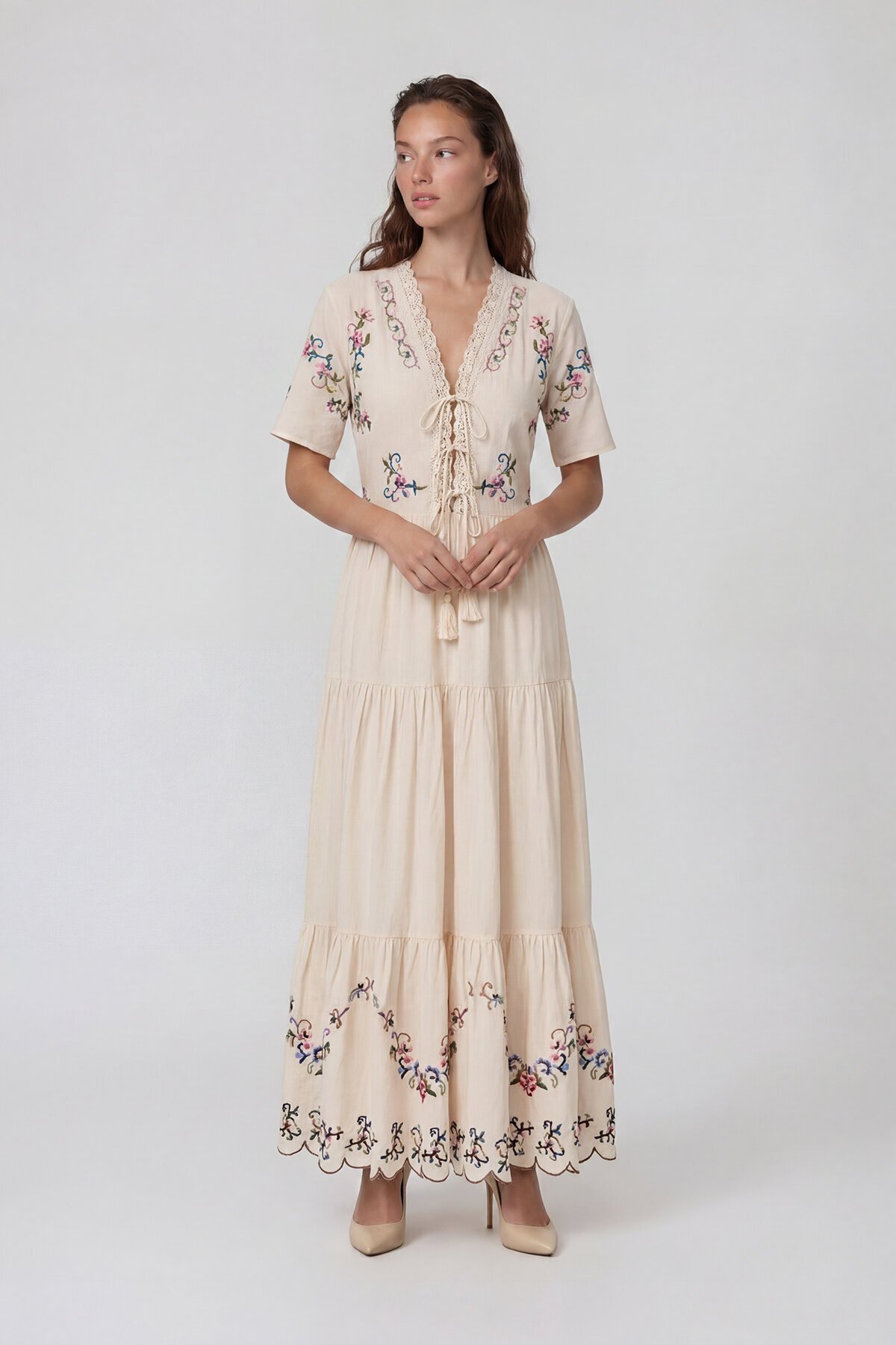 Nakışlı V Yaka Bağlama Detaylı Kısa Kol Midi Elbise