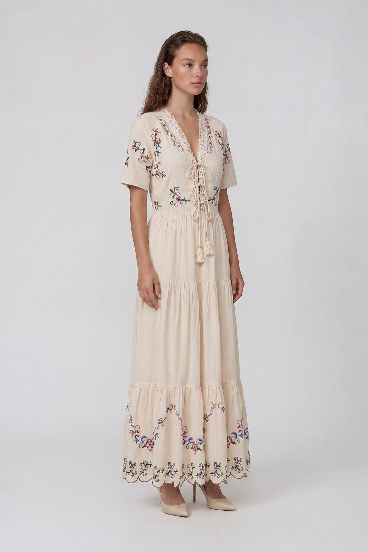 Nakışlı V Yaka Bağlama Detaylı Kısa Kol Midi Elbise