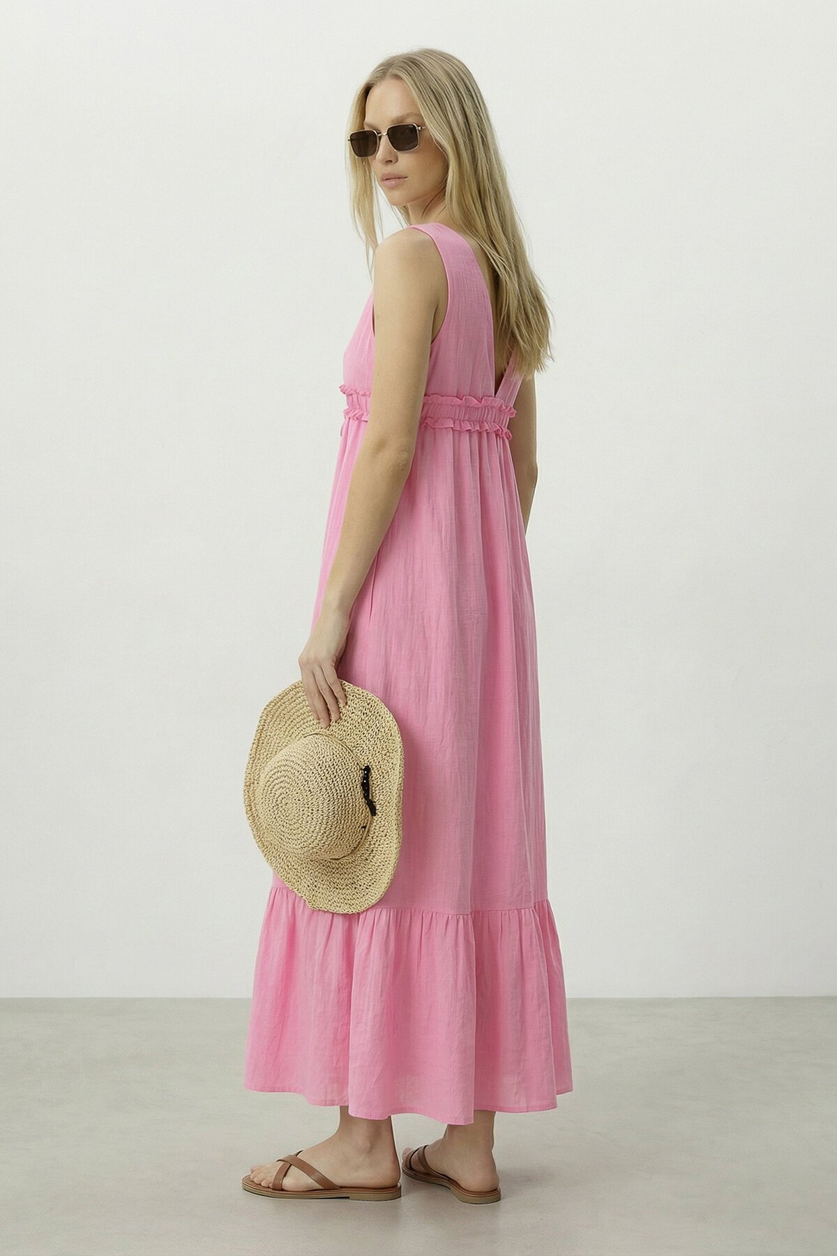 Pembe V Yaka Fırfır Detaylı Astarlı Müslin Elbise