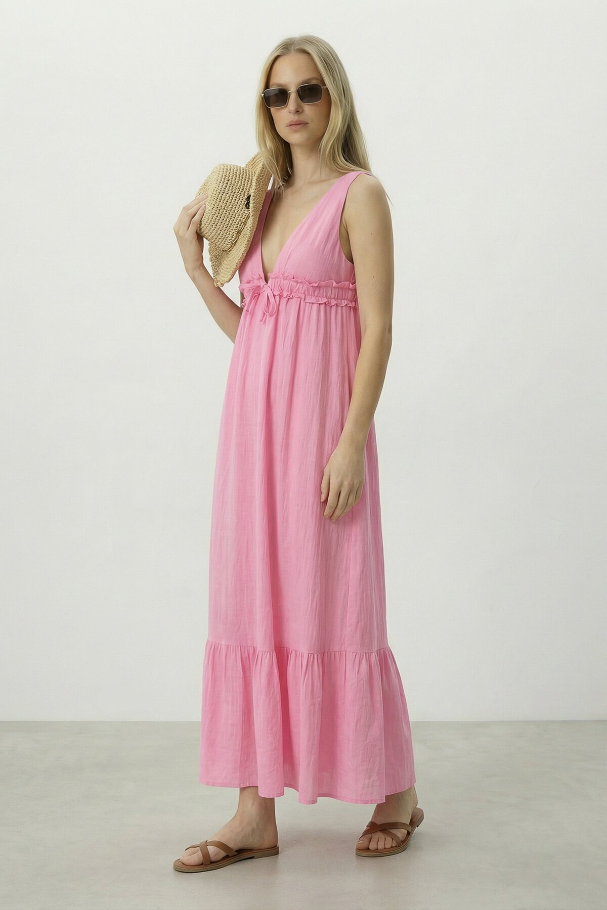 Pembe V Yaka Fırfır Detaylı Astarlı Müslin Elbise