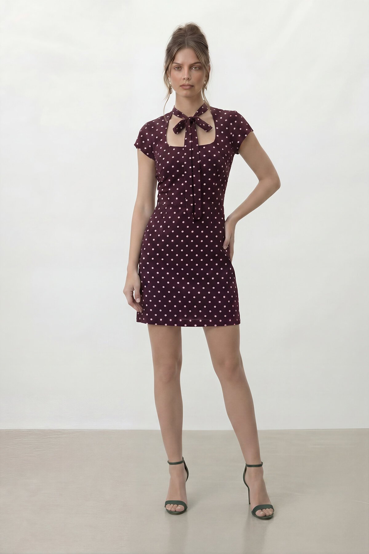 Puantiye Desenli Boyun Bağlamalı Mini Elbise