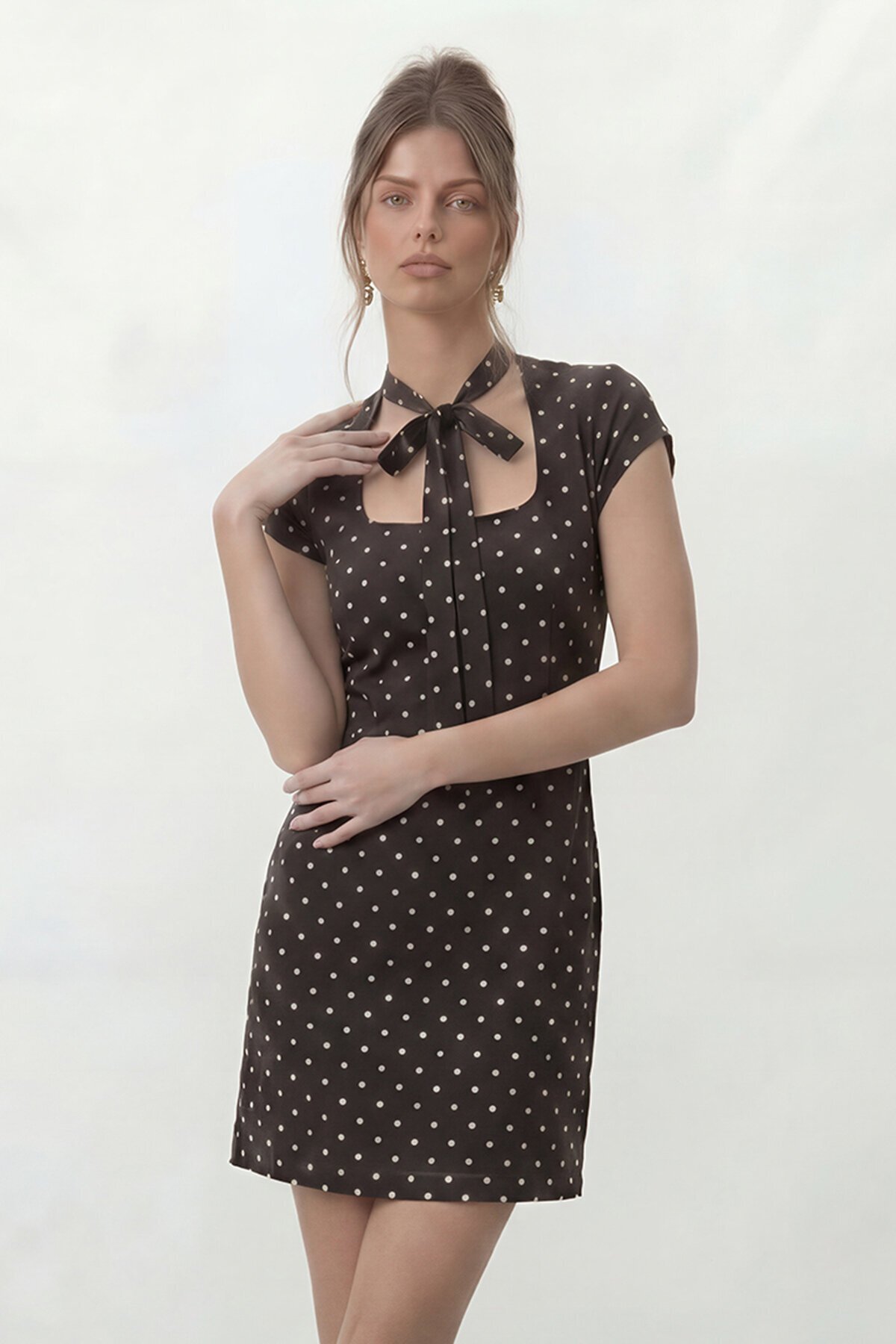 Puantiye Desenli Boyun Bağlamalı Mini Elbise