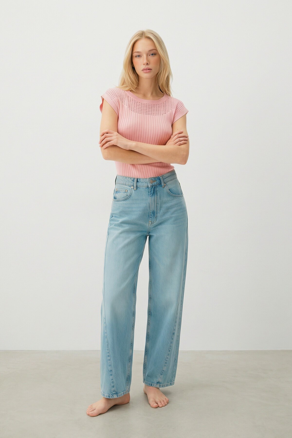 Şeker Pembe Kayık Yaka Omuzları Delik Ajurlu Kolsuz Triko Bluz