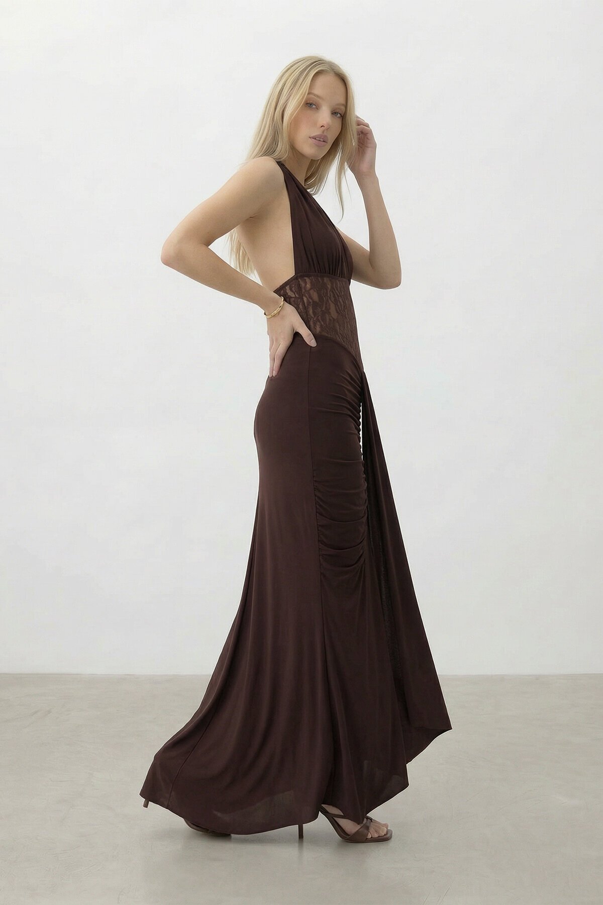 Sırt Dekolteli Dantel Detaylı Uzun Elbise