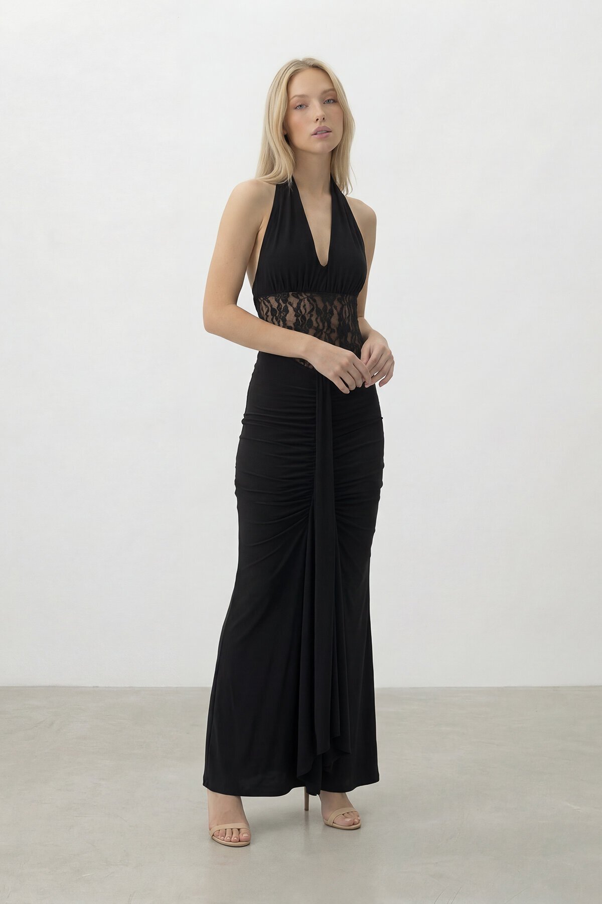 Sırt Dekolteli Dantel Detaylı Uzun Elbise