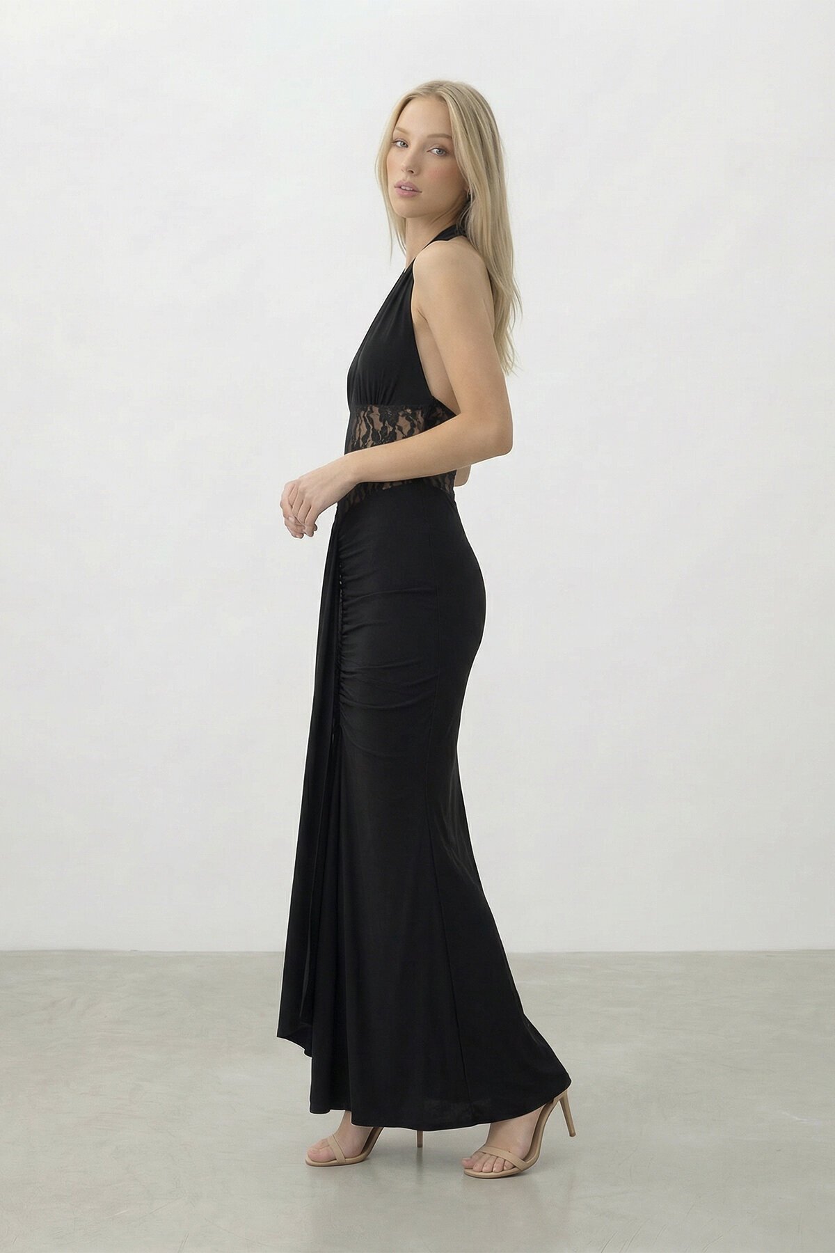 Sırt Dekolteli Dantel Detaylı Uzun Elbise