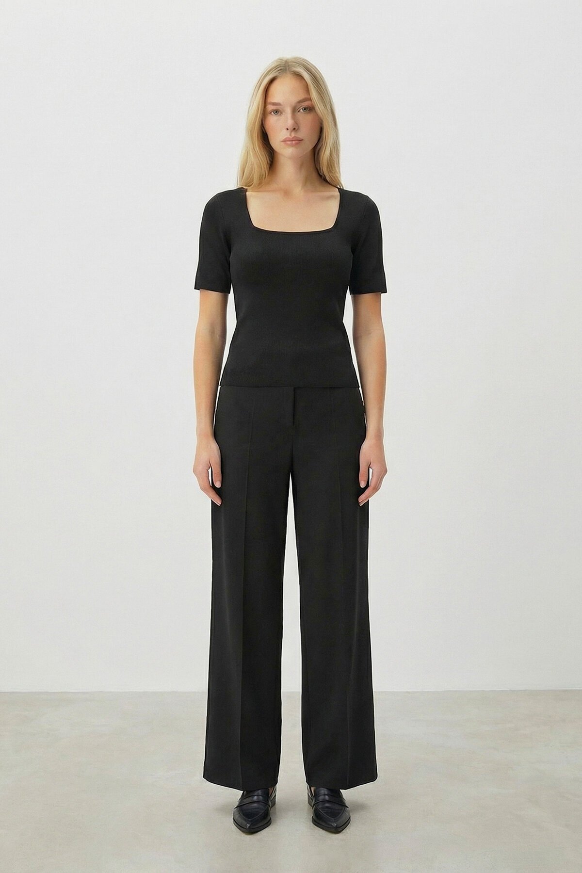 Siyah Kare Yaka Kısa Kollu Mevsimlik Triko Bluz