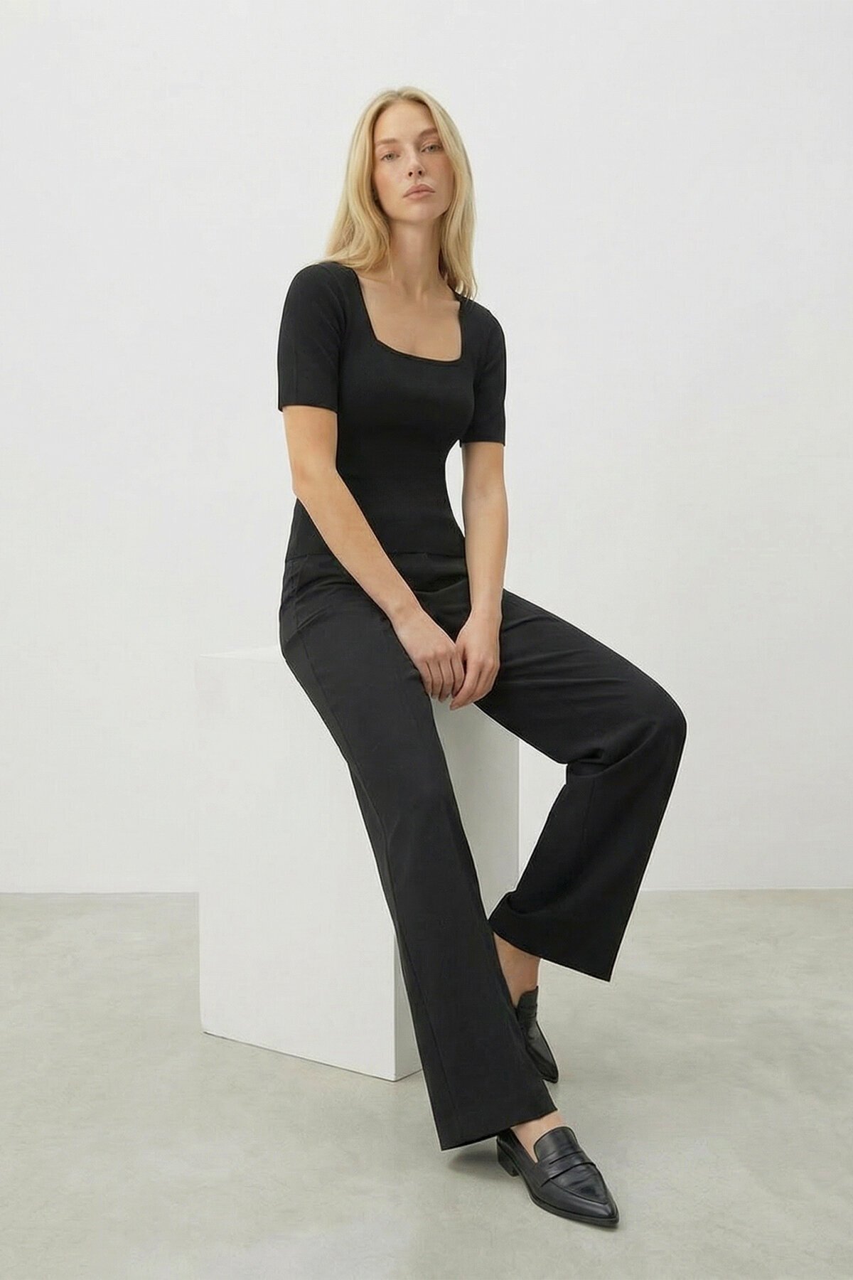 Siyah Kare Yaka Kısa Kollu Mevsimlik Triko Bluz