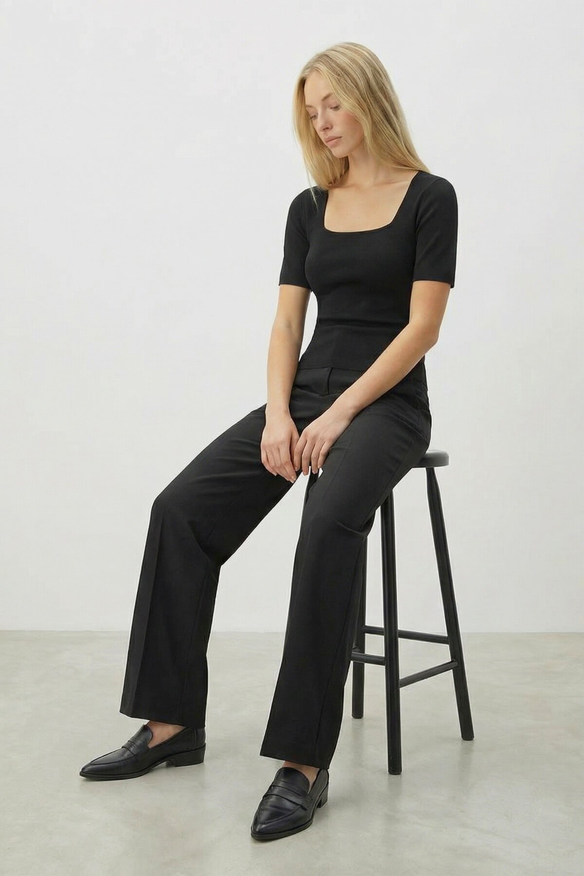 Siyah Kare Yaka Kısa Kollu Mevsimlik Triko Bluz