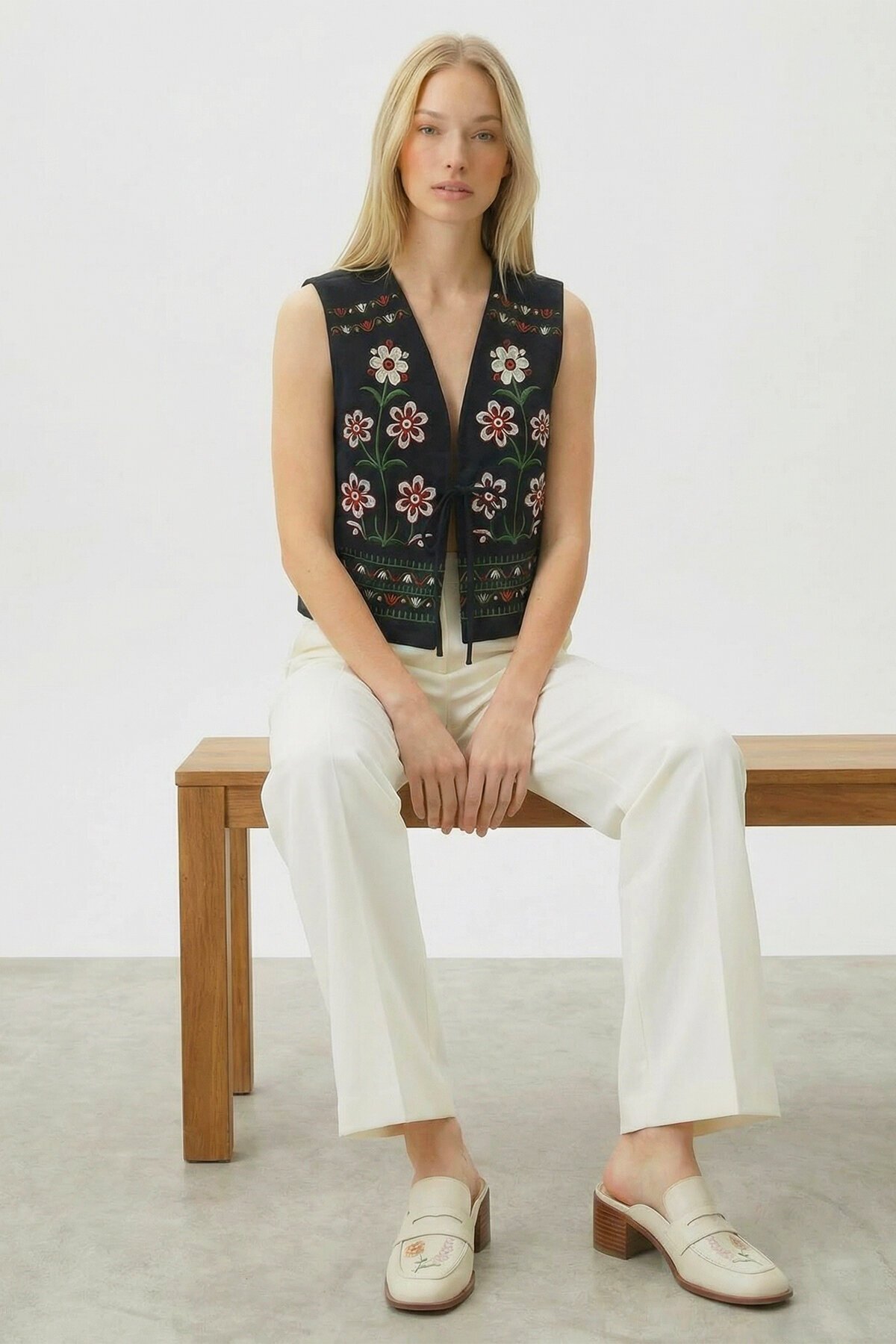 Siyah Nakışlı Bağcık Detaylı Tasarım Ham Keten Yelek