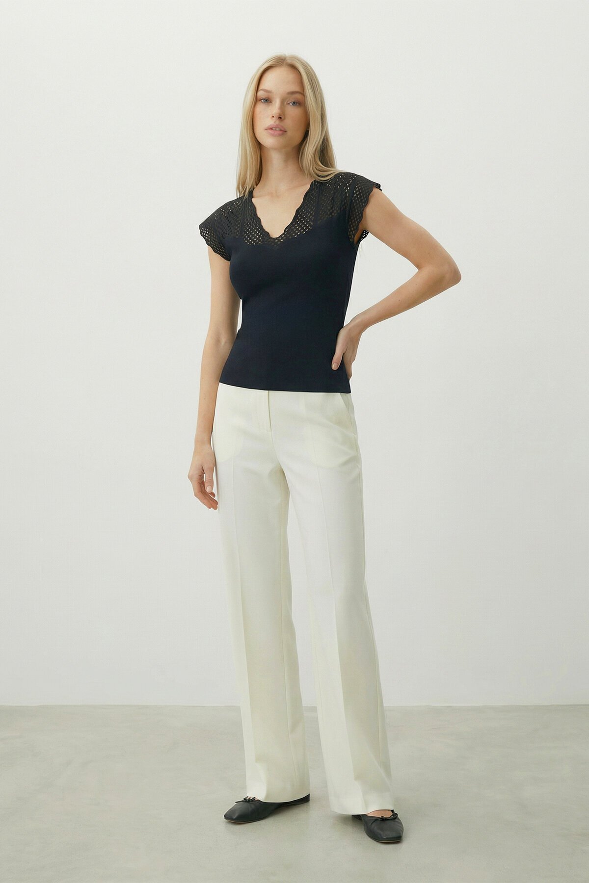 Siyah Önü Ve Arkası V Yaka Delik Ajurlu Triko Bluz