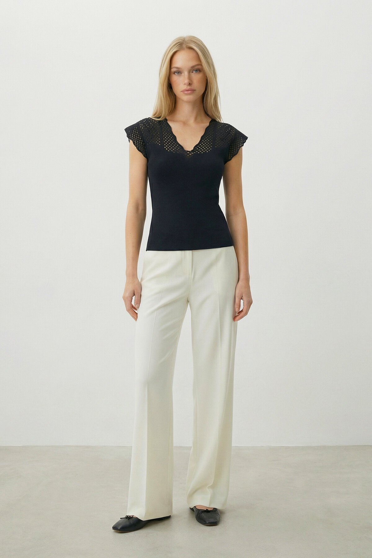 Siyah Önü Ve Arkası V Yaka Delik Ajurlu Triko Bluz