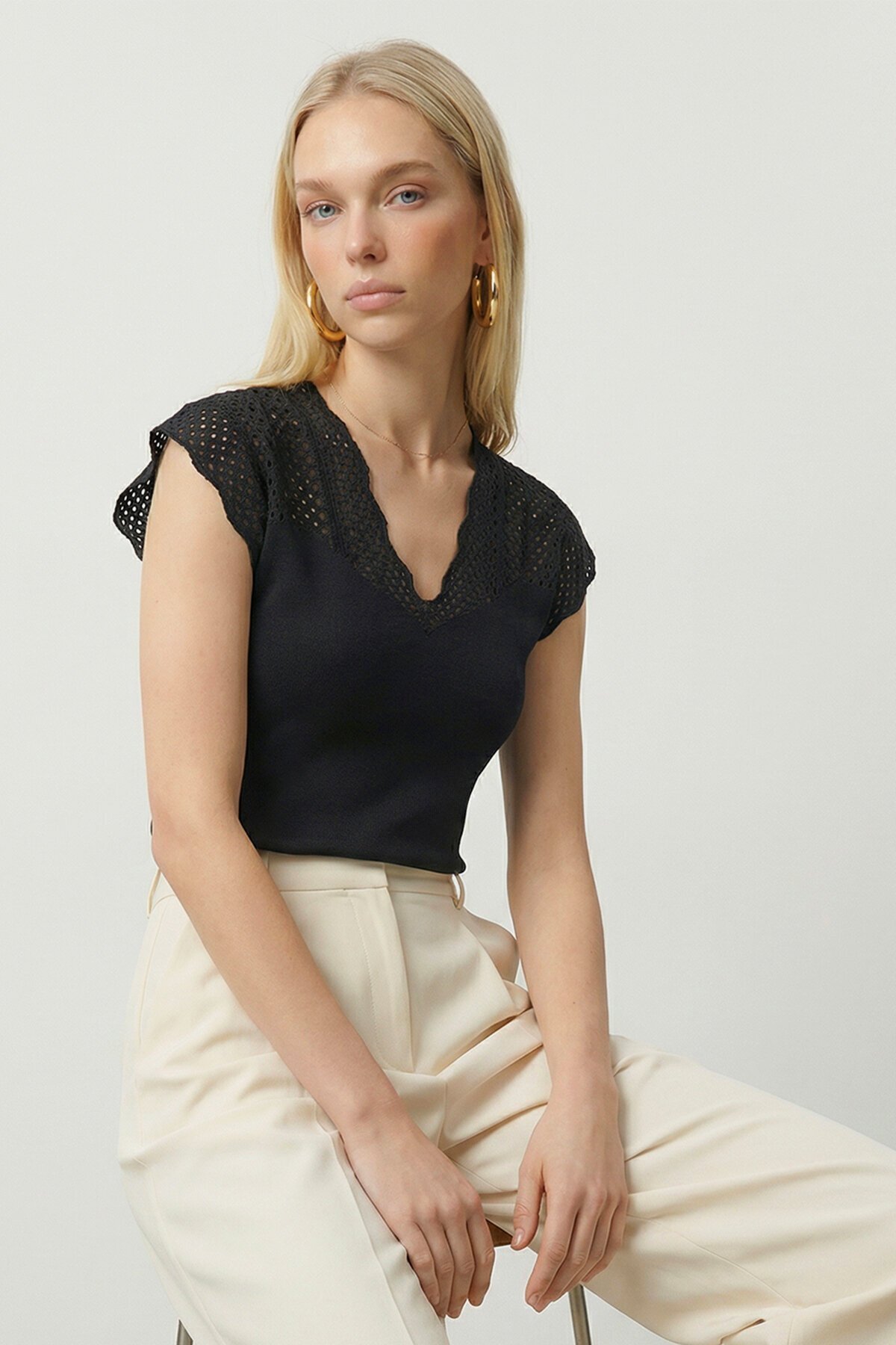 Siyah V Yaka Delik Ajurlu Mevsimlik Triko Bluz