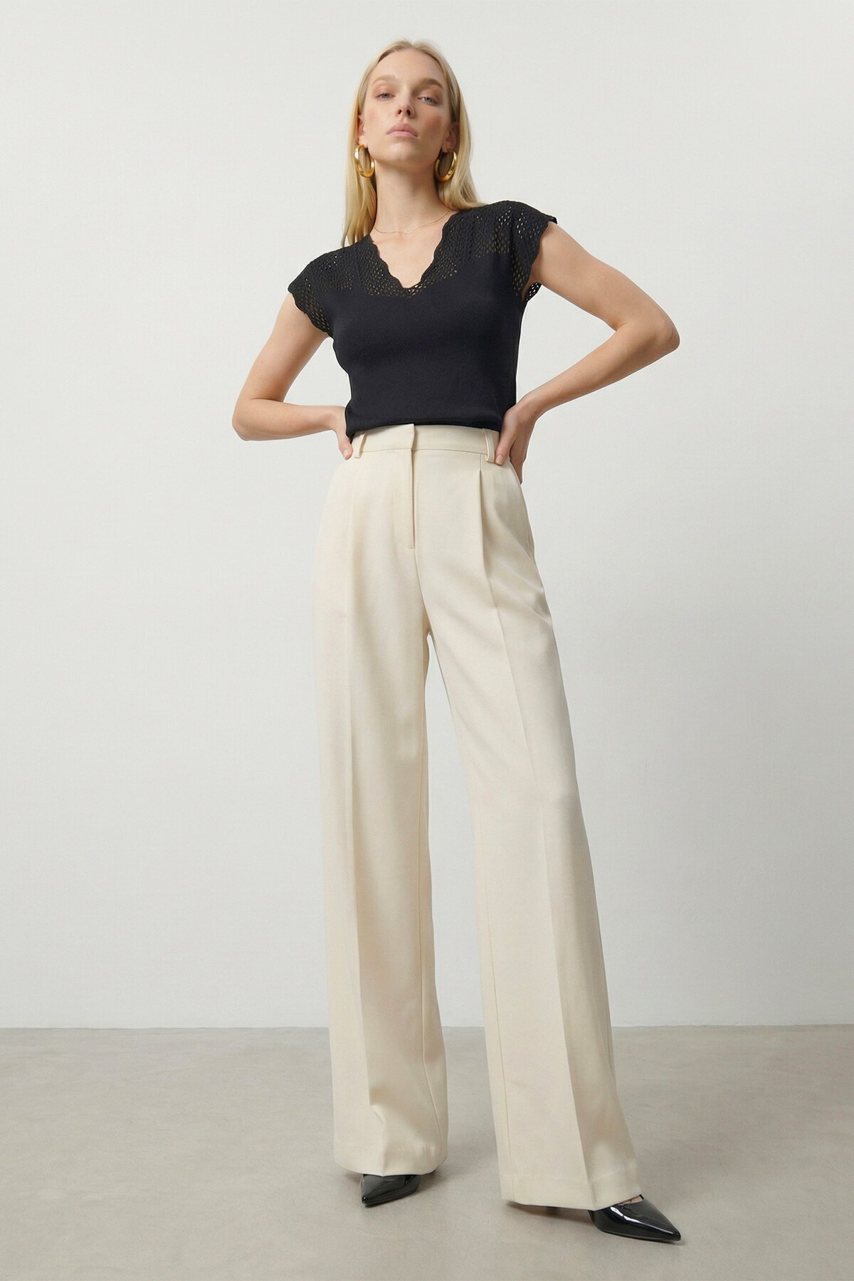 Siyah V Yaka Delik Ajurlu Mevsimlik Triko Bluz