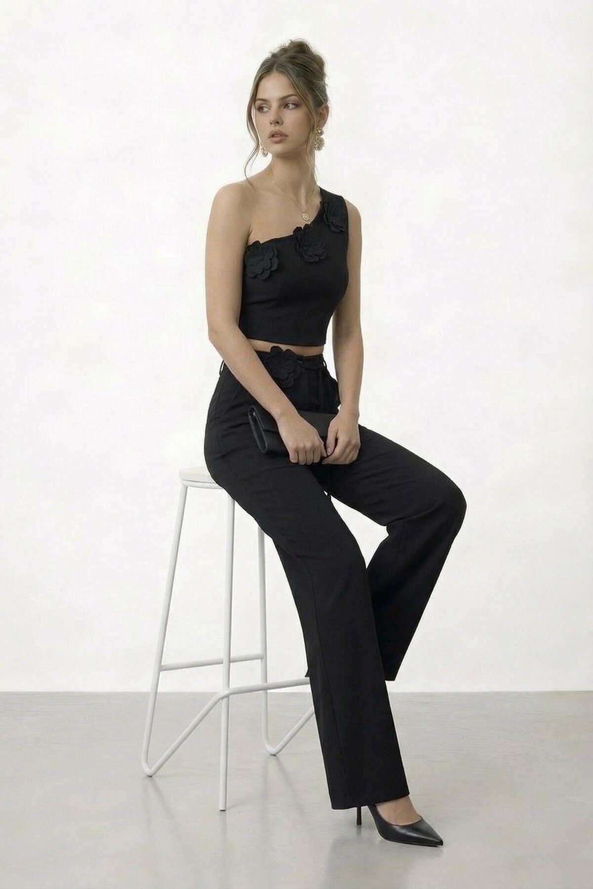 Tek Omuz Crop Ve Çiçek Aksesuarlı Pantolon Takım