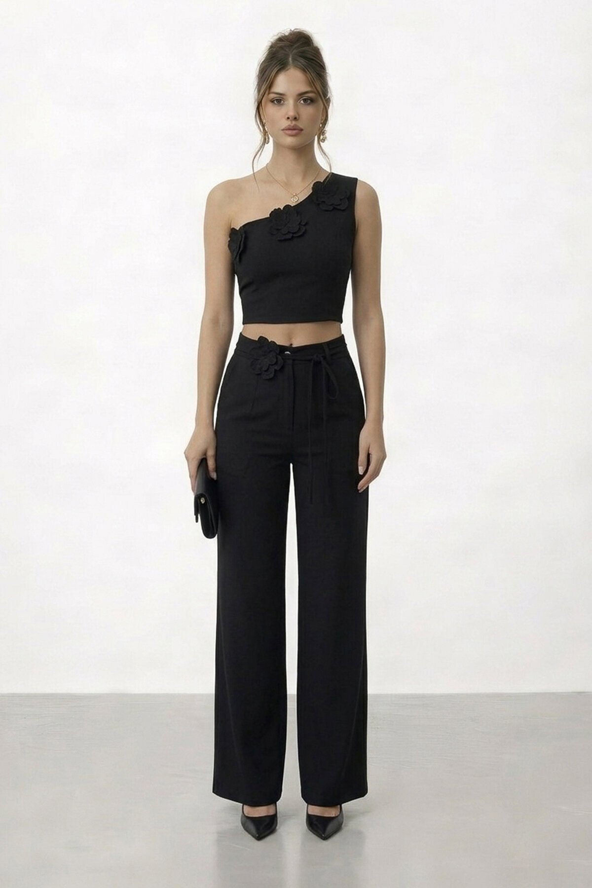 Tek Omuz Crop Ve Çiçek Aksesuarlı Pantolon Takım