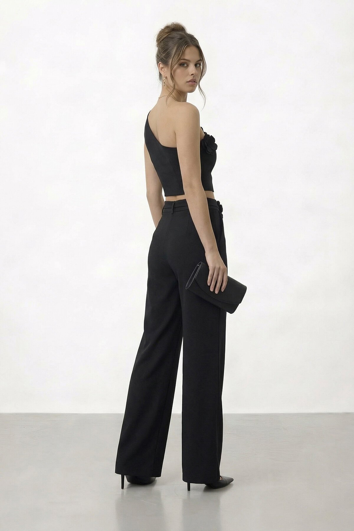 Tek Omuz Crop Ve Çiçek Aksesuarlı Pantolon Takım