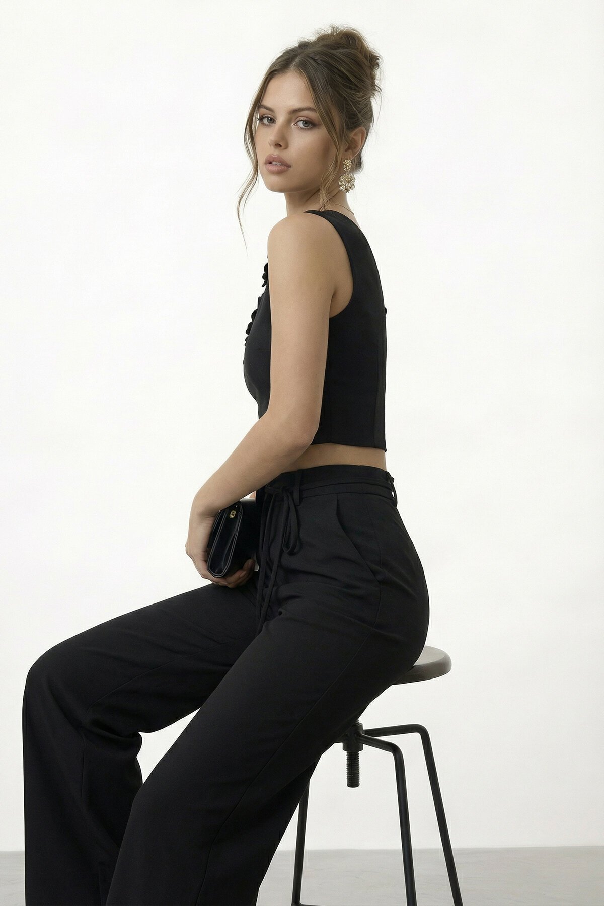 Tek Omuz Crop Ve Çiçek Aksesuarlı Pantolon Takım