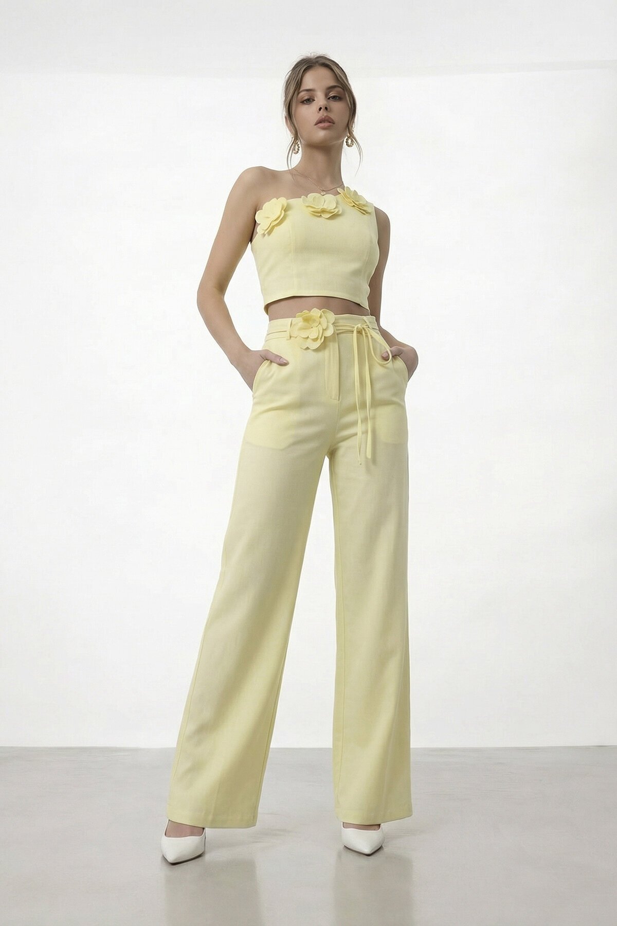 Tek Omuz Crop Ve Çiçek Aksesuarlı Pantolon Takım