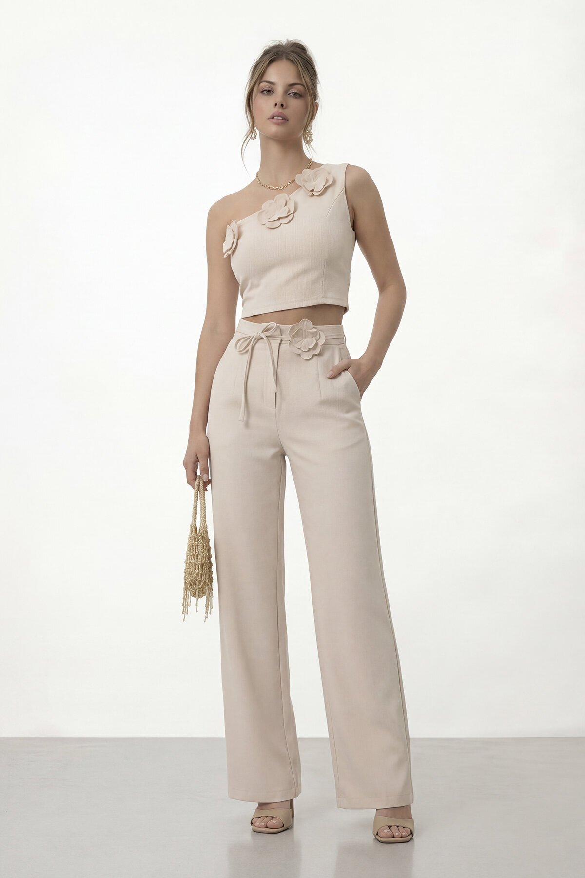 Tek Omuz Crop Ve Çiçek Aksesuarlı Pantolon Takım