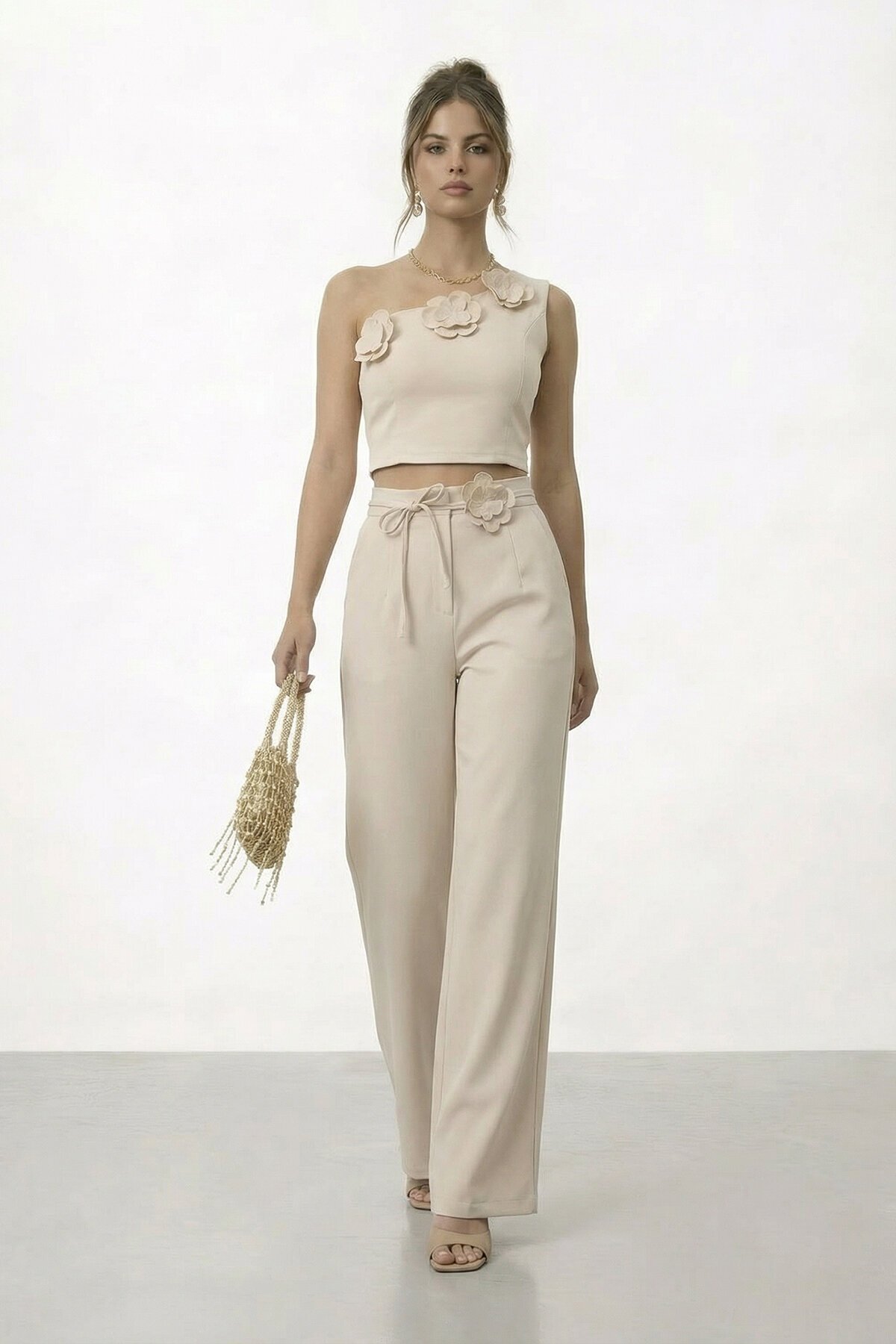 Tek Omuz Crop Ve Çiçek Aksesuarlı Pantolon Takım
