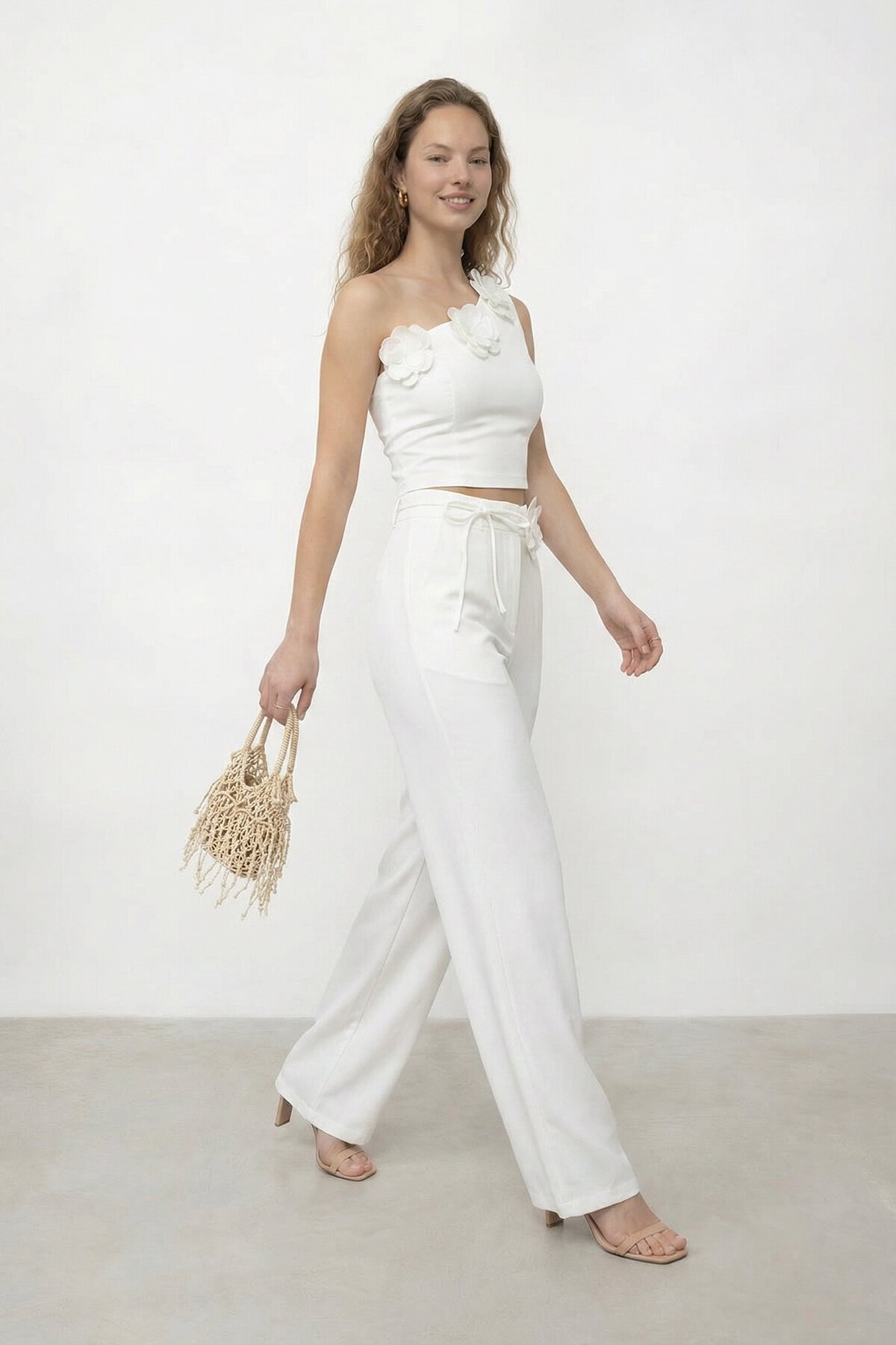 Tek Omuz Crop Ve Çiçek Aksesuarlı Pantolon Takım