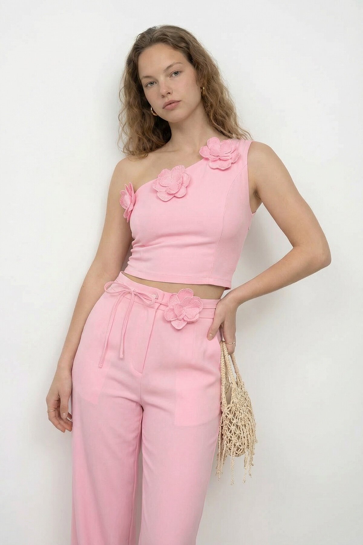 Tek Omuz Crop Ve Çiçek Aksesuarlı Pantolon Takım