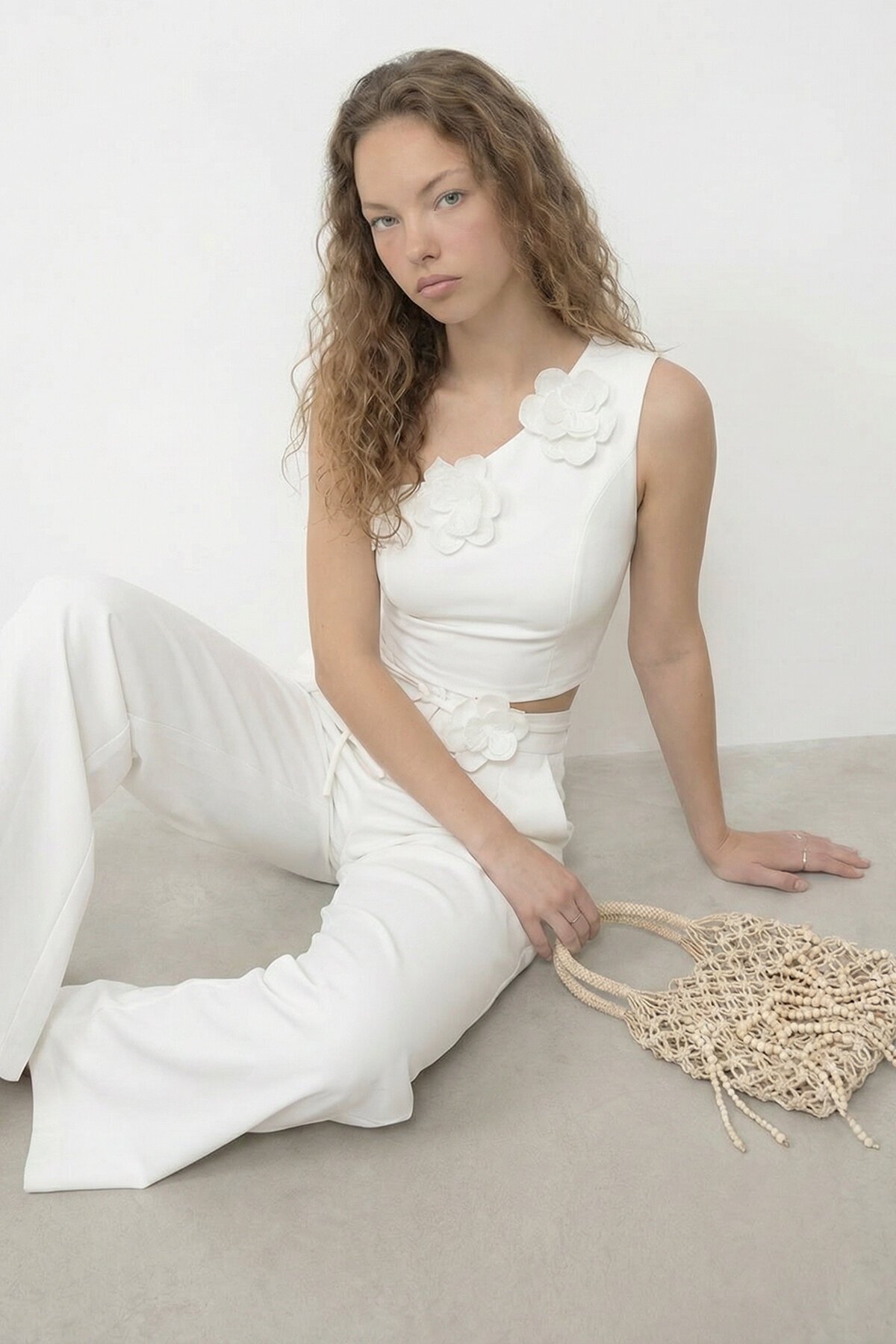 Tek Omuz Crop Ve Çiçek Aksesuarlı Pantolon Takım