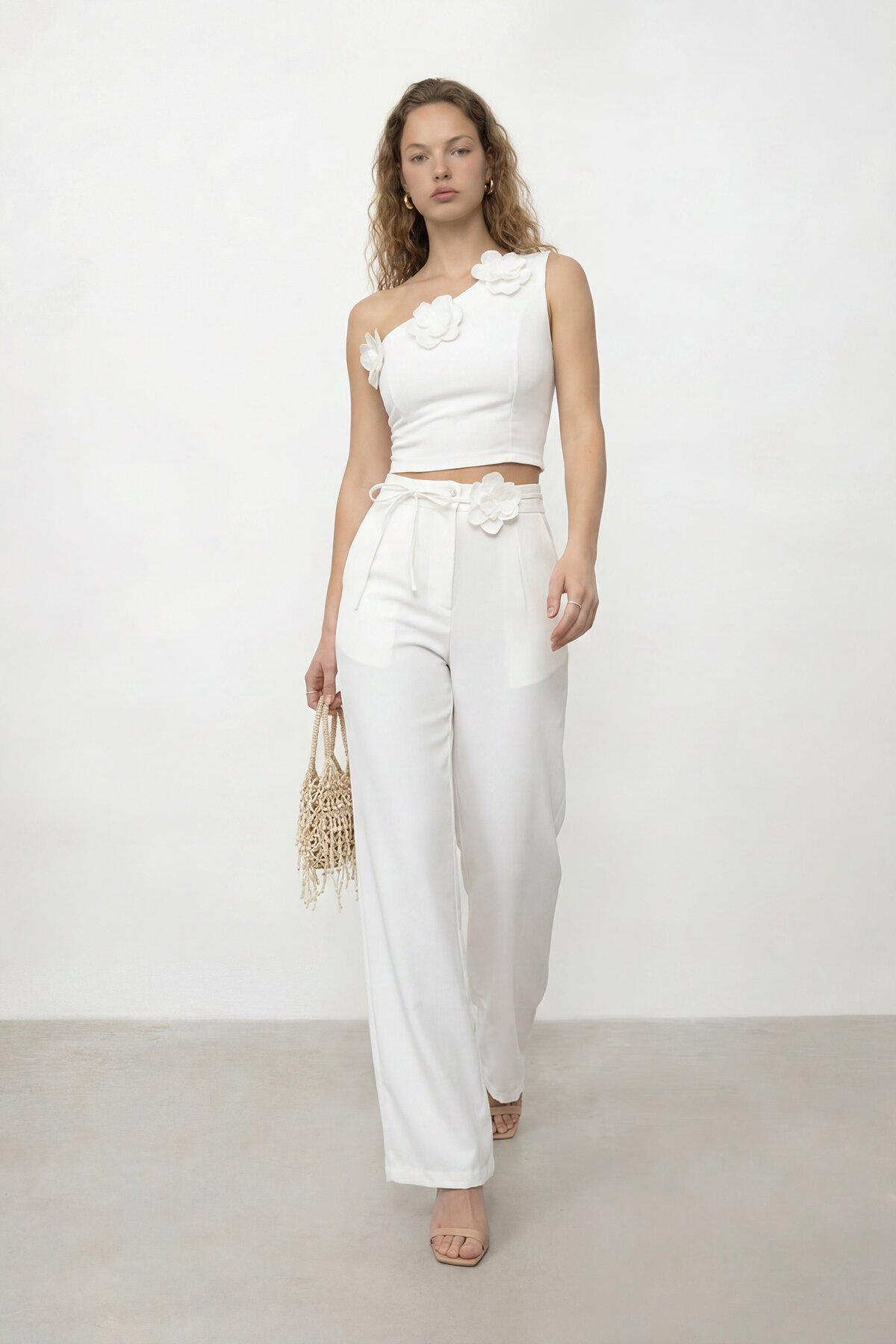 Tek Omuz Crop Ve Çiçek Aksesuarlı Pantolon Takım