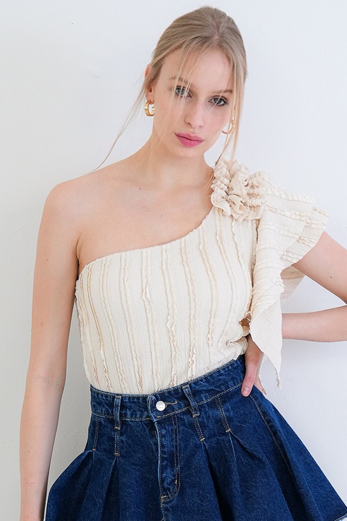 Tek Omuz Detaylı Fırfır Kumaş Bluz Bluz
