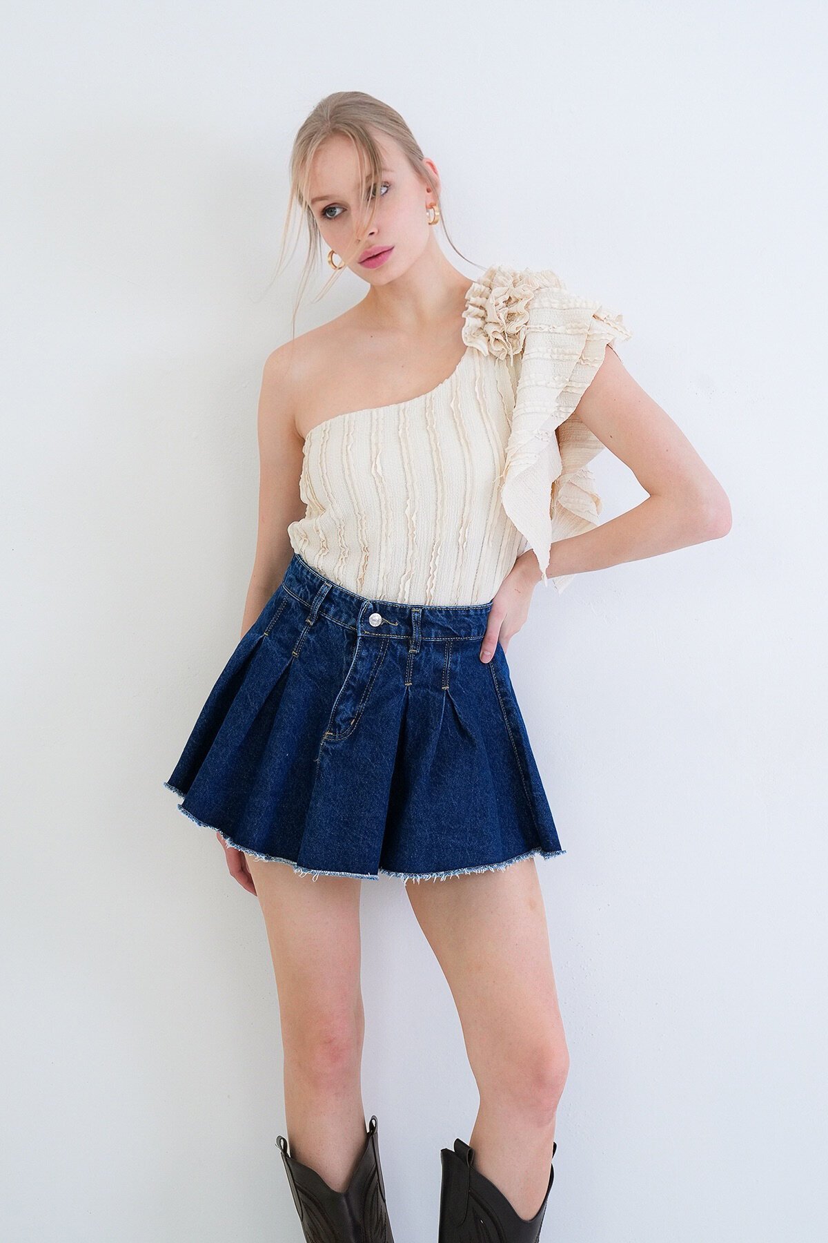 Tek Omuz Detaylı Fırfır Kumaş Bluz Bluz