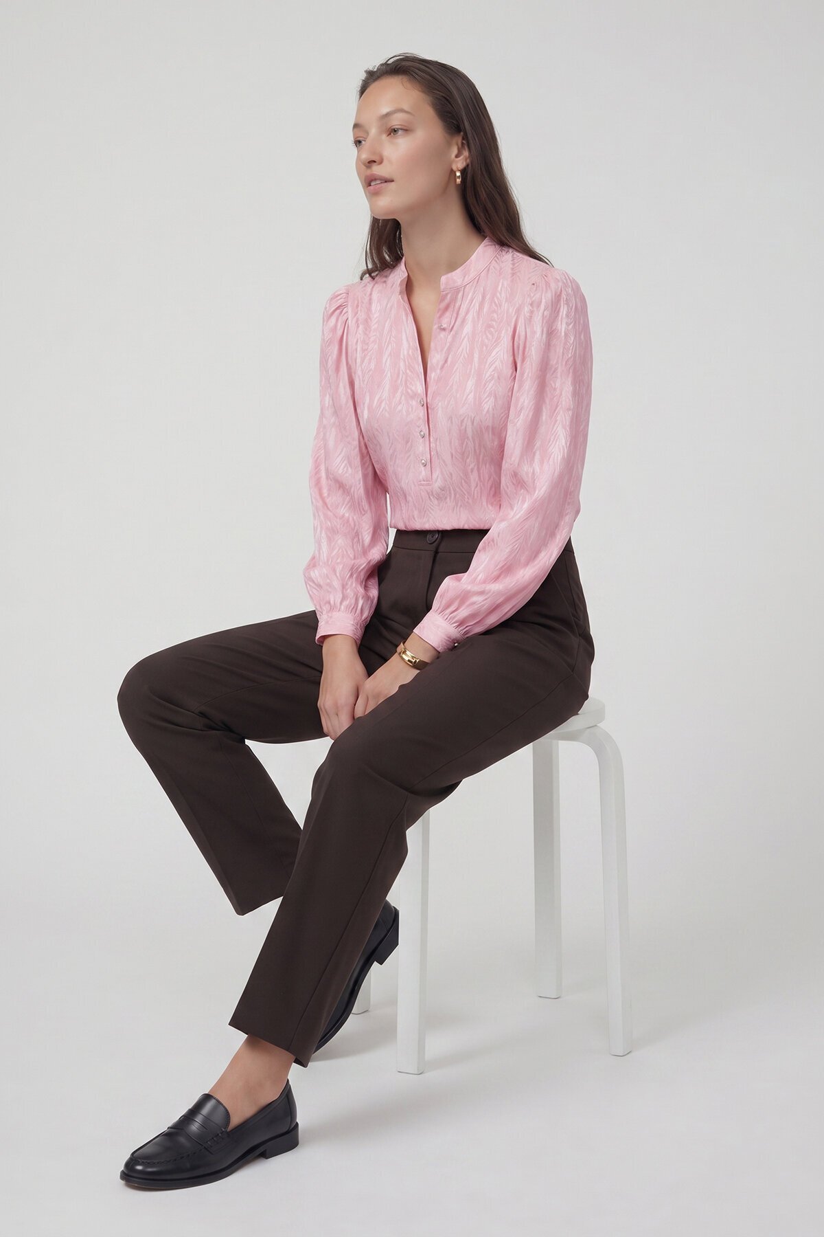 Uzun Kollu Hakim Yaka Gömlek