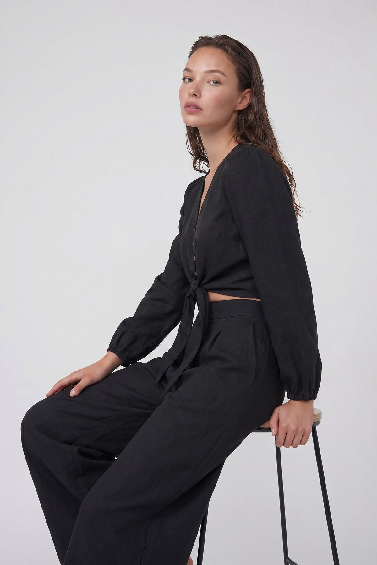 V Yaka Bağlama Detaylı Crop Bluz Ve Bol Paça Pantolon Takım