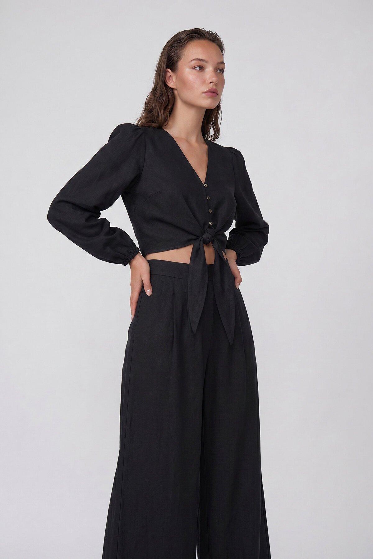 V Yaka Bağlama Detaylı Crop Bluz Ve Bol Paça Pantolon Takım