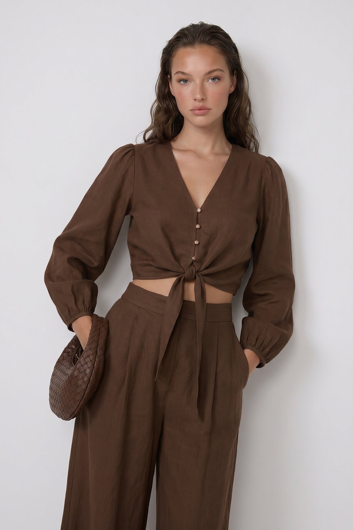 V Yaka Bağlama Detaylı Crop Bluz Ve Bol Paça Pantolon Takım