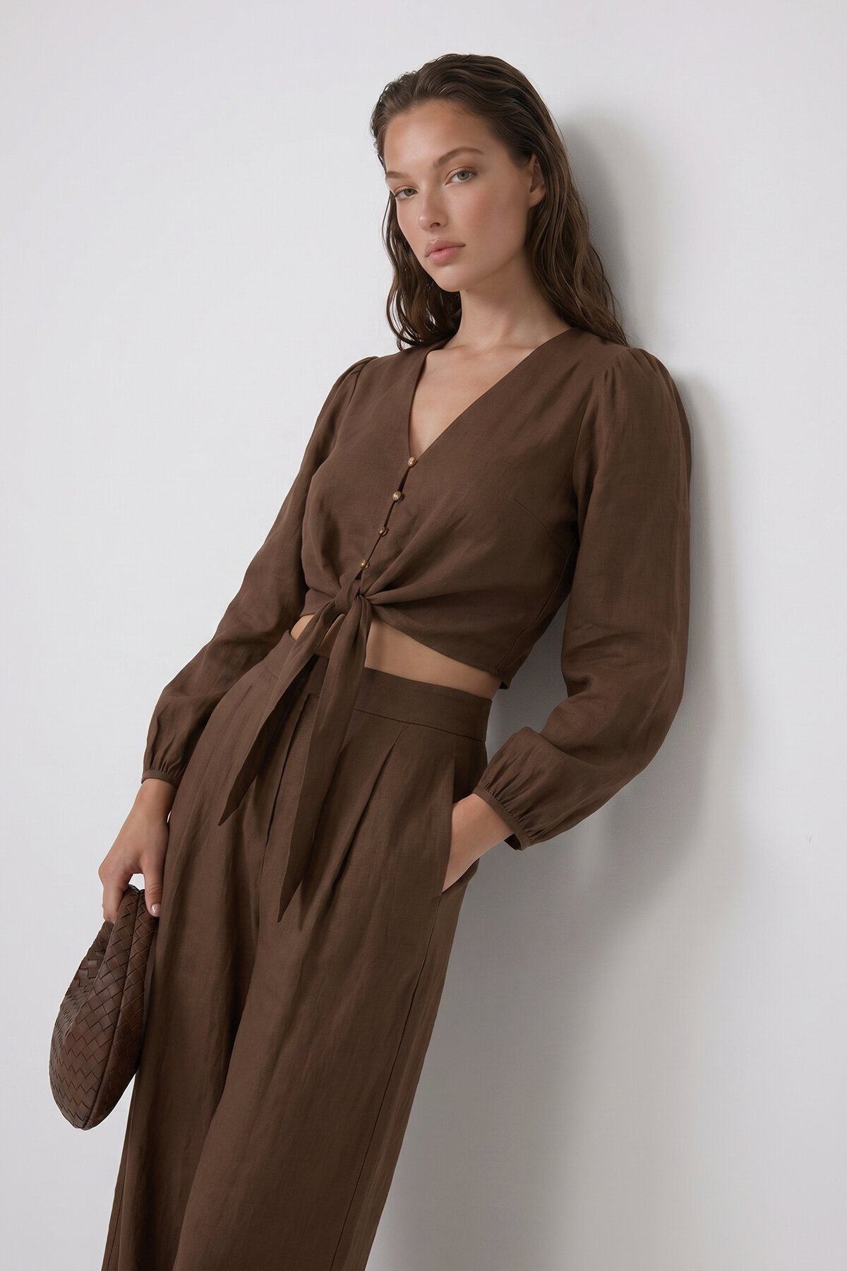 V Yaka Bağlama Detaylı Crop Bluz Ve Bol Paça Pantolon Takım