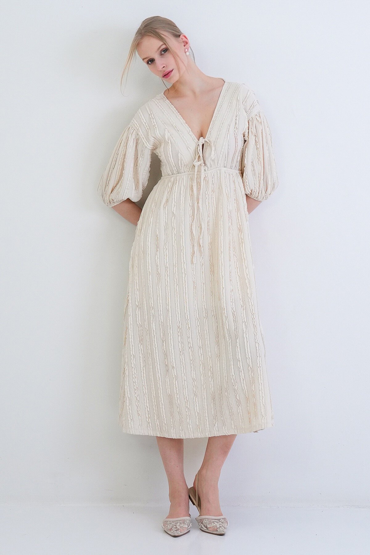 V Yaka Bağlama Detaylı Fırfır Kumaş Maxi Boy Elbise