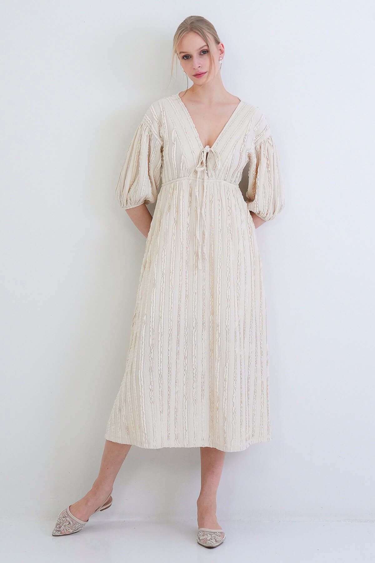 V Yaka Bağlama Detaylı Fırfır Kumaş Maxi Boy Elbise