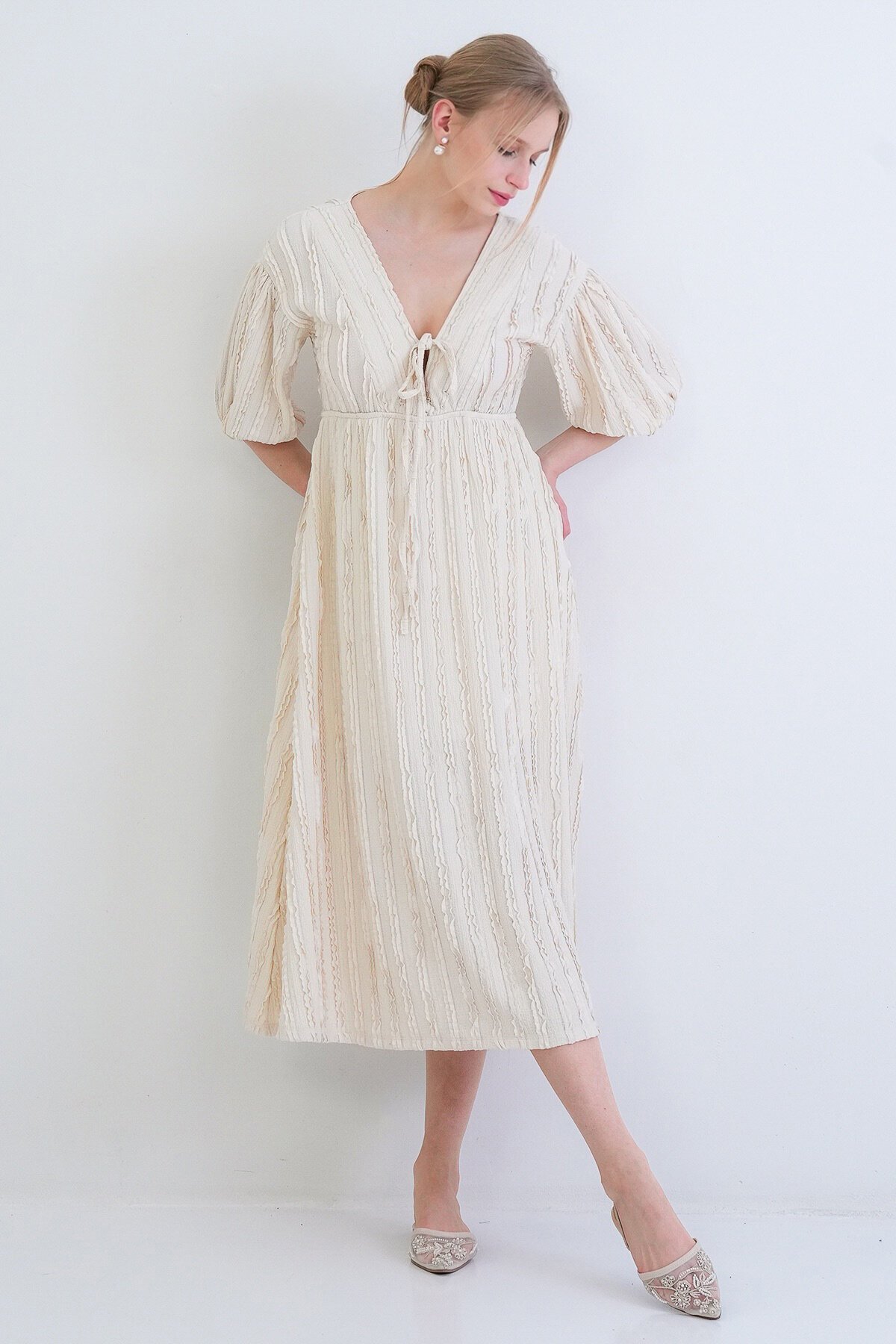 V Yaka Bağlama Detaylı Fırfır Kumaş Maxi Boy Elbise