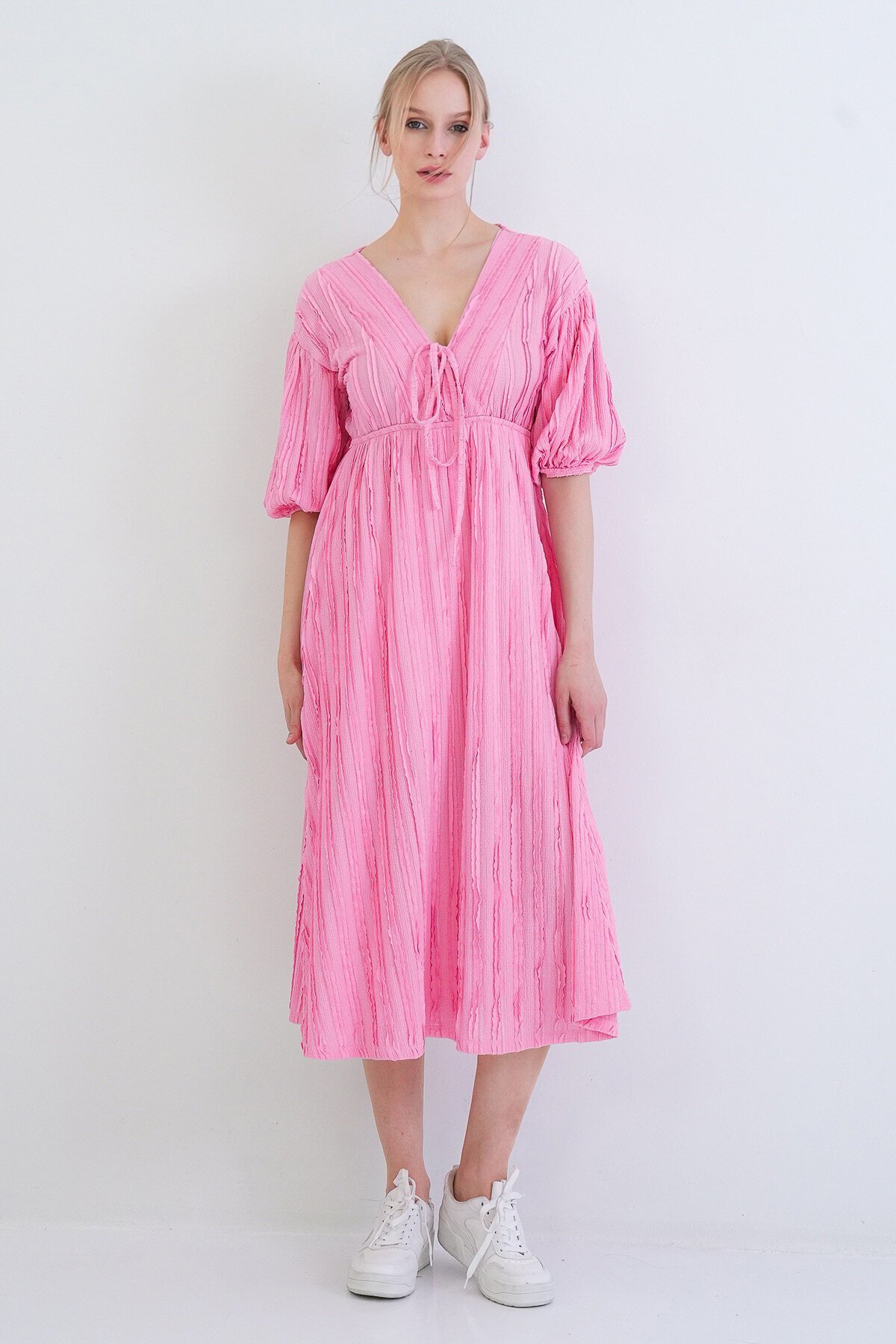 V Yaka Bağlama Detaylı Fırfır Kumaş Maxi Boy Elbise