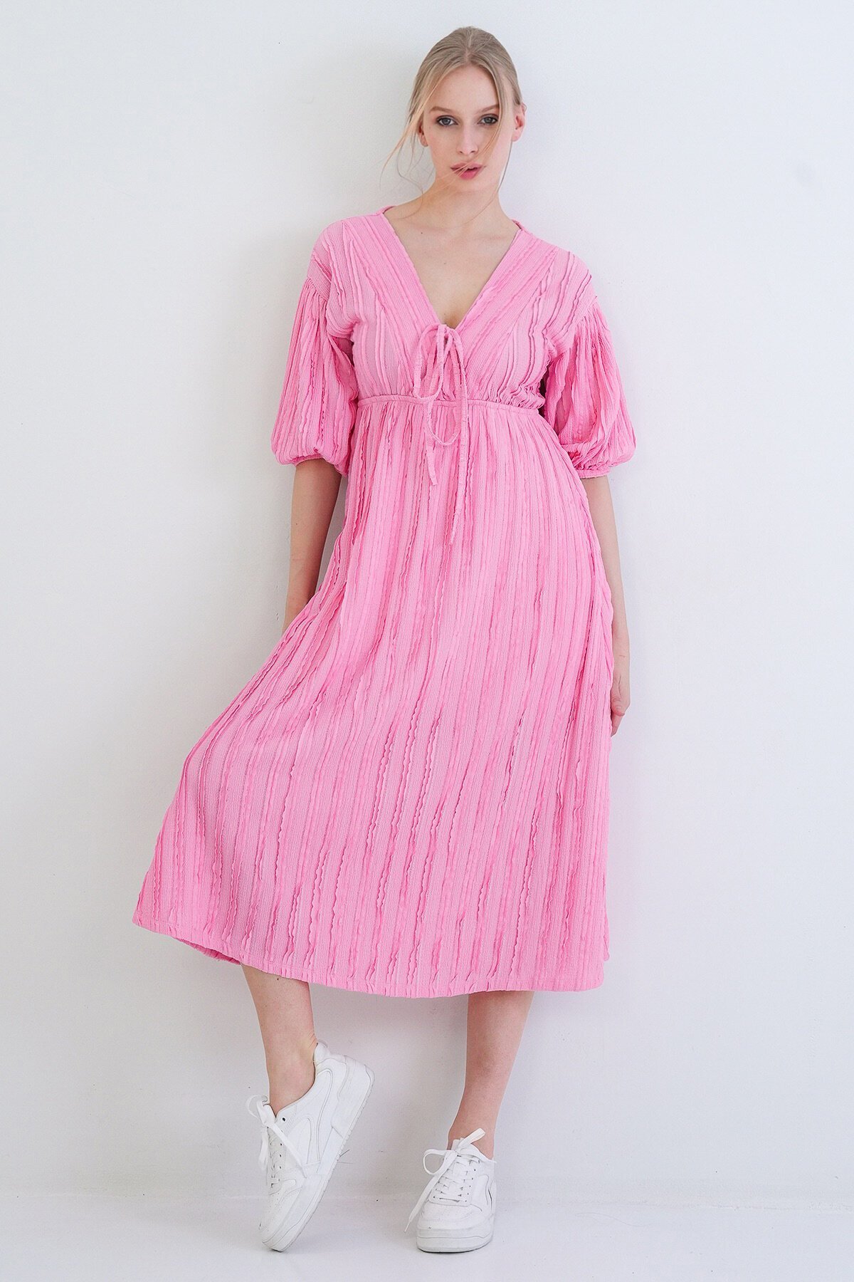 V Yaka Bağlama Detaylı Fırfır Kumaş Maxi Boy Elbise